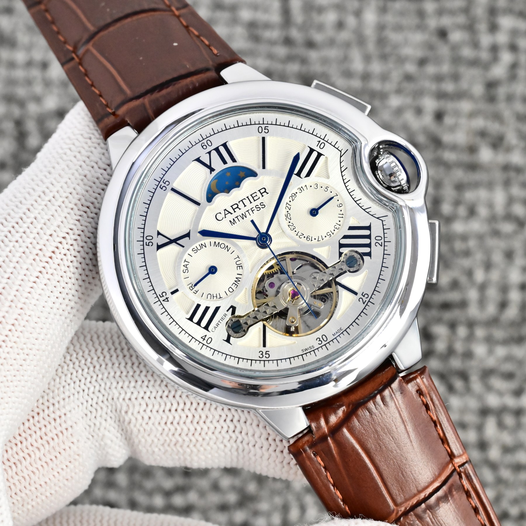 💰 皮带200  钢带➕10
卡地亚 (Cartier) 精品男士腕表，经典大飞轮设计，尊贵大气，绅士风范，卓越品质，热卖全城。
采用全自动机械机芯，316钢表壳，
进口小牛皮表带/316精钢表带
矿物质超强镜面，
尺寸42*13。