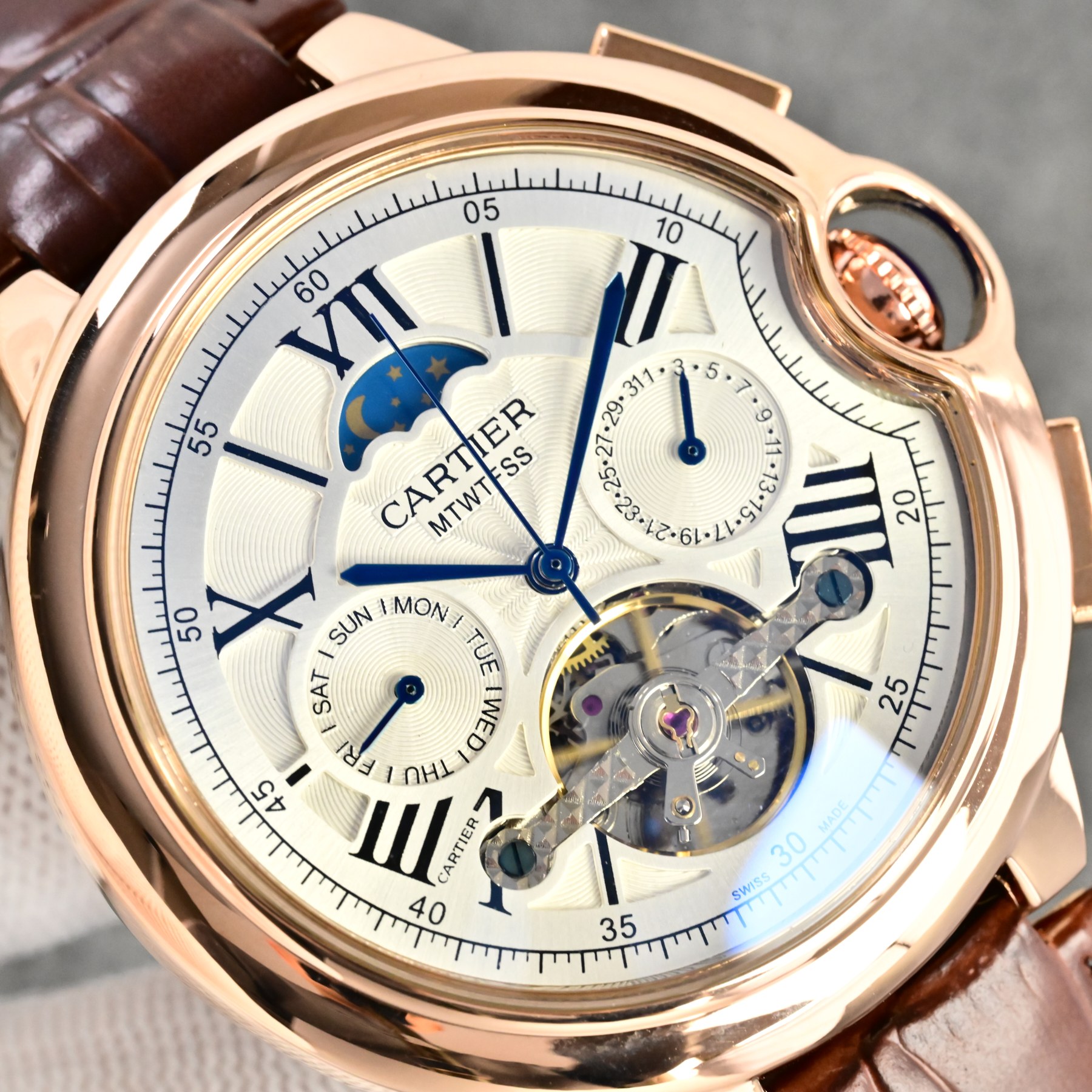 💰 皮带200  钢带➕10
卡地亚 (Cartier) 精品男士腕表，经典大飞轮设计，尊贵大气，绅士风范，卓越品质，热卖全城。
采用全自动机械机芯，316钢表壳，
进口小牛皮表带/316精钢表带
矿物质超强镜面，
尺寸42*13。