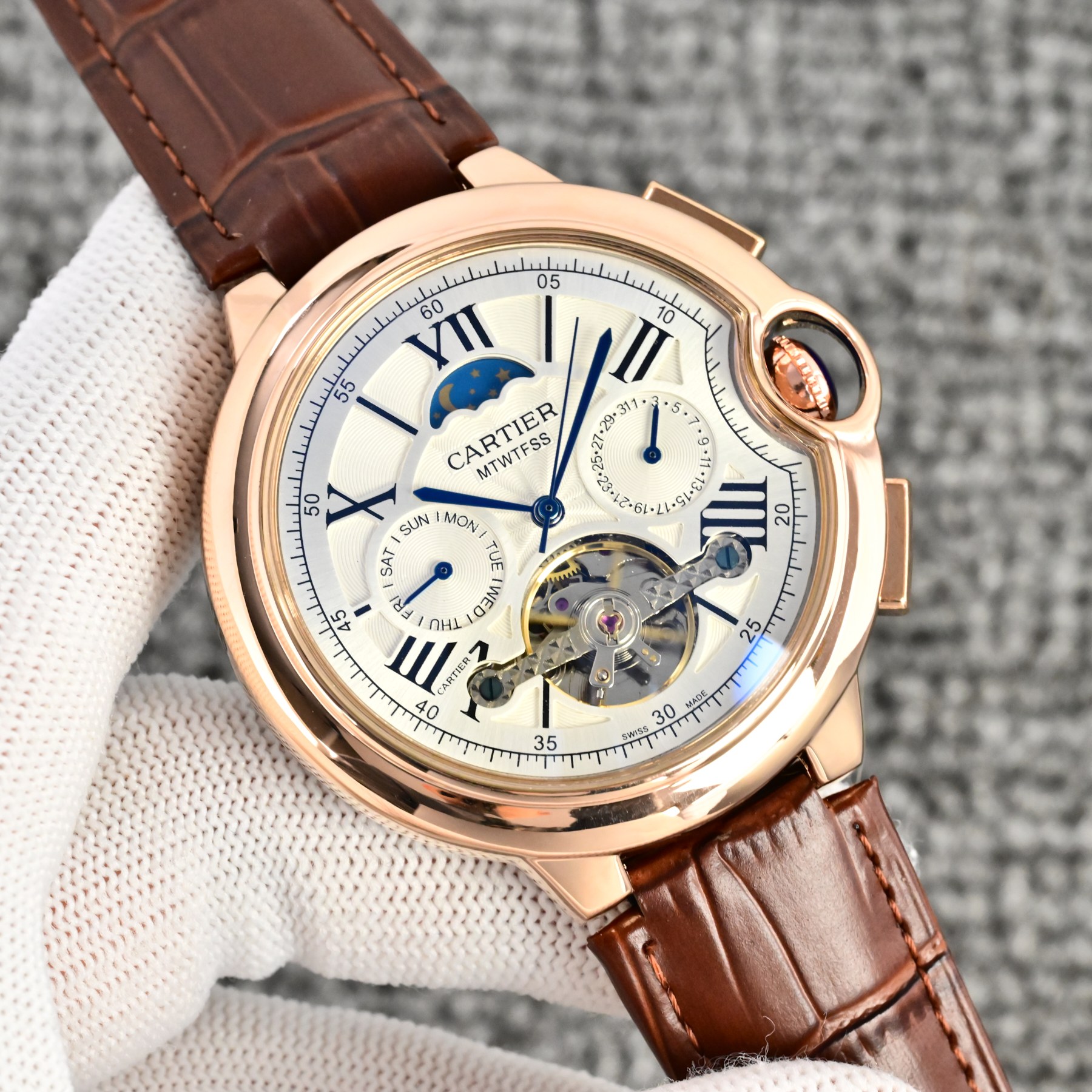 💰 皮带200  钢带➕10
卡地亚 (Cartier) 精品男士腕表，经典大飞轮设计，尊贵大气，绅士风范，卓越品质，热卖全城。
采用全自动机械机芯，316钢表壳，
进口小牛皮表带/316精钢表带
矿物质超强镜面，
尺寸42*13。