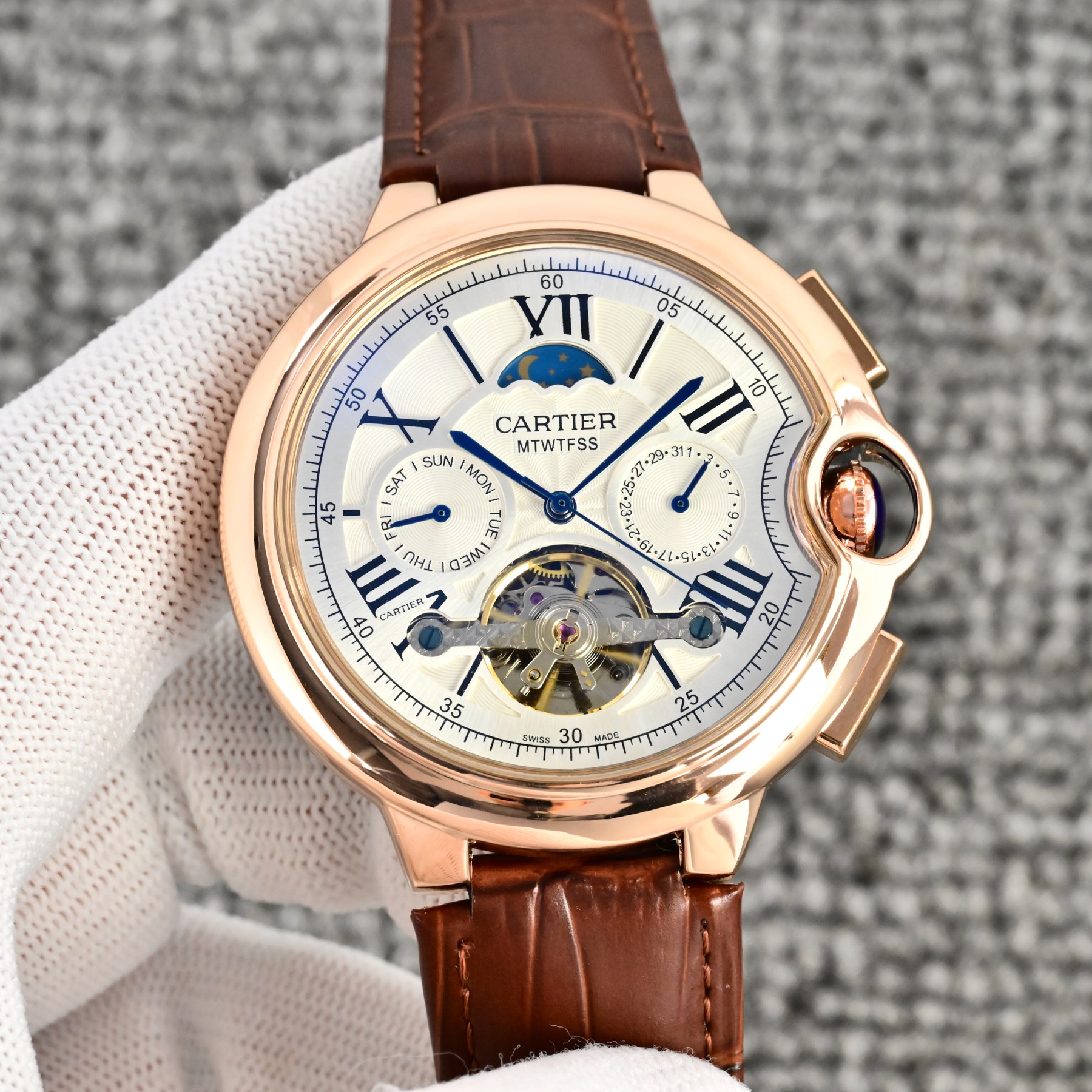 💰 皮带200  钢带➕10
卡地亚 (Cartier) 精品男士腕表，经典大飞轮设计，尊贵大气，绅士风范，卓越品质，热卖全城。
采用全自动机械机芯，316钢表壳，
进口小牛皮表带/316精钢表带
矿物质超强镜面，
尺寸42*13。