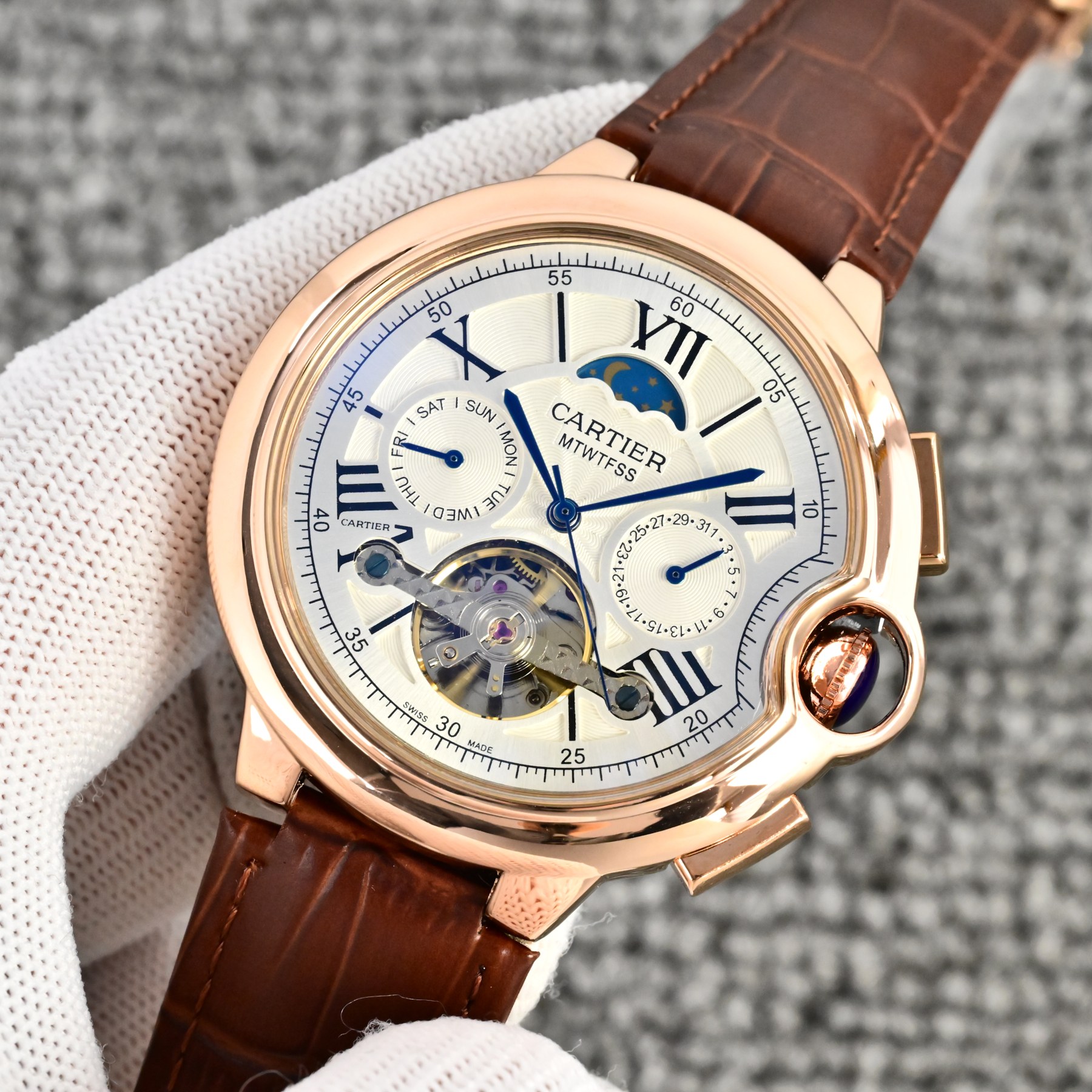 💰 皮带200  钢带➕10
卡地亚 (Cartier) 精品男士腕表，经典大飞轮设计，尊贵大气，绅士风范，卓越品质，热卖全城。
采用全自动机械机芯，316钢表壳，
进口小牛皮表带/316精钢表带
矿物质超强镜面，
尺寸42*13。