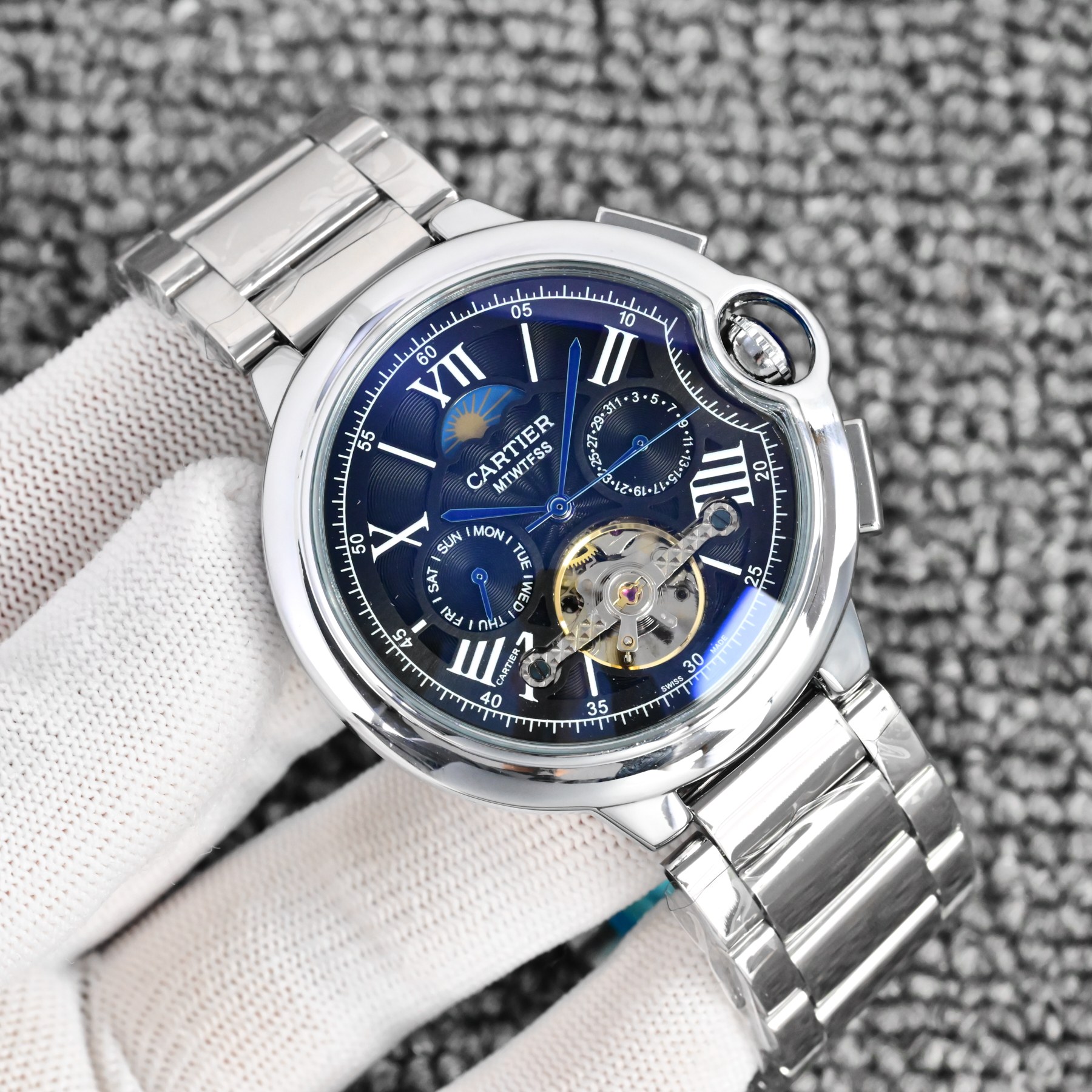 💰 皮带200  钢带➕10
卡地亚 (Cartier) 精品男士腕表，经典大飞轮设计，尊贵大气，绅士风范，卓越品质，热卖全城。
采用全自动机械机芯，316钢表壳，
进口小牛皮表带/316精钢表带
矿物质超强镜面，
尺寸42*13。