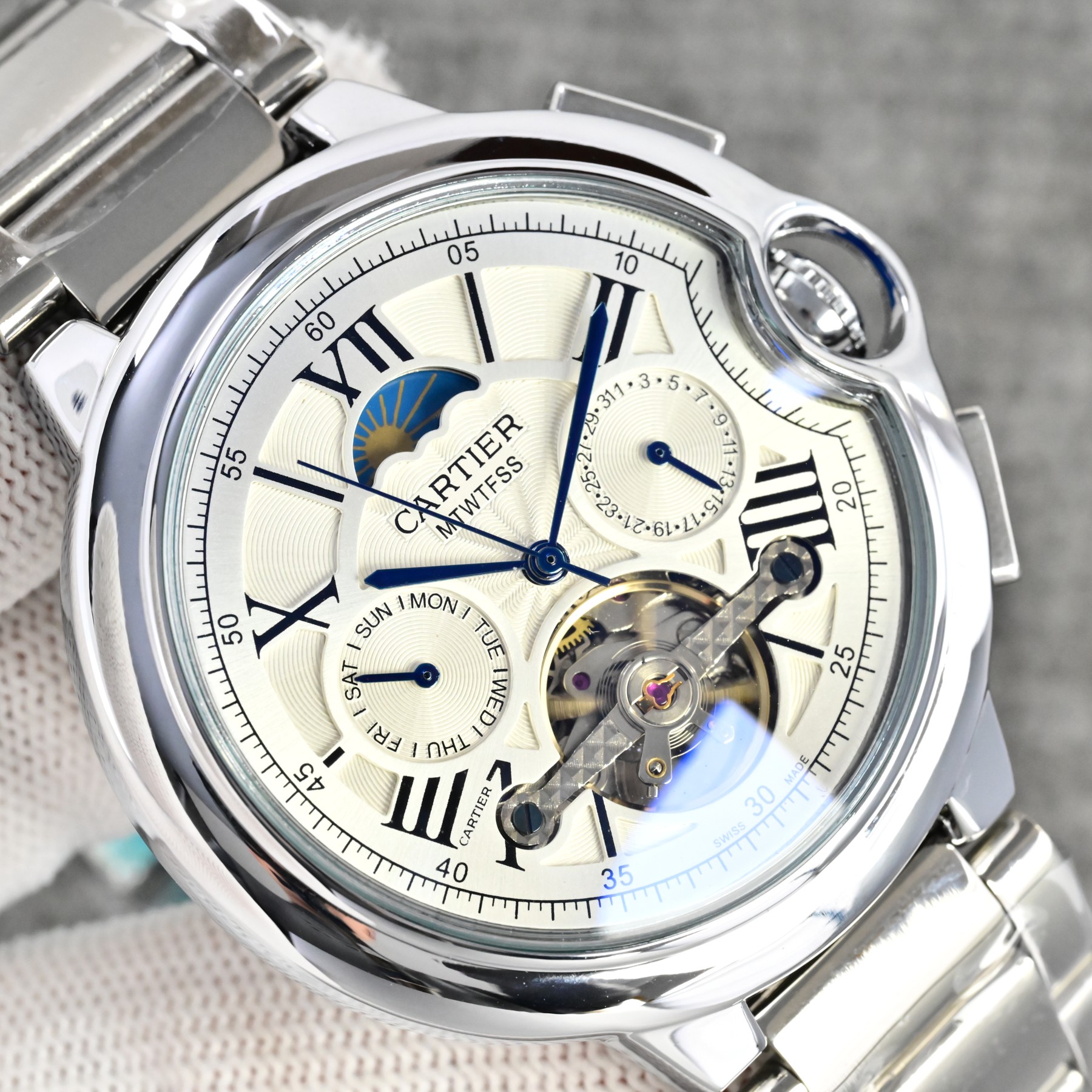 💰 皮带200  钢带➕10
卡地亚 (Cartier) 精品男士腕表，经典大飞轮设计，尊贵大气，绅士风范，卓越品质，热卖全城。
采用全自动机械机芯，316钢表壳，
进口小牛皮表带/316精钢表带
矿物质超强镜面，
尺寸42*13。