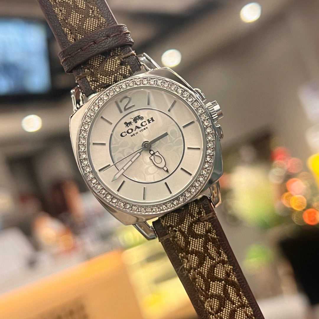 💰85  对版指针，高品质！
🔥蔻驰Coach时尚简约气质高雅轻奢老花经典款石英女表，34mm表径，老花牛皮表带，美到爆，宝宝们可力推请认准品质！秒杀所有市场货！