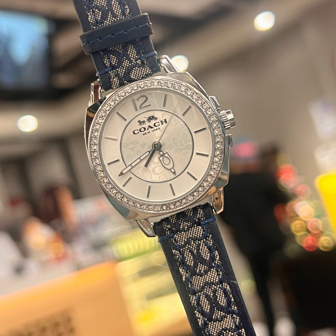 💰85  对版指针，高品质！
🔥蔻驰Coach时尚简约气质高雅轻奢老花经典款石英女表，34mm表径，老花牛皮表带，美到爆，宝宝们可力推请认准品质！秒杀所有市场货！