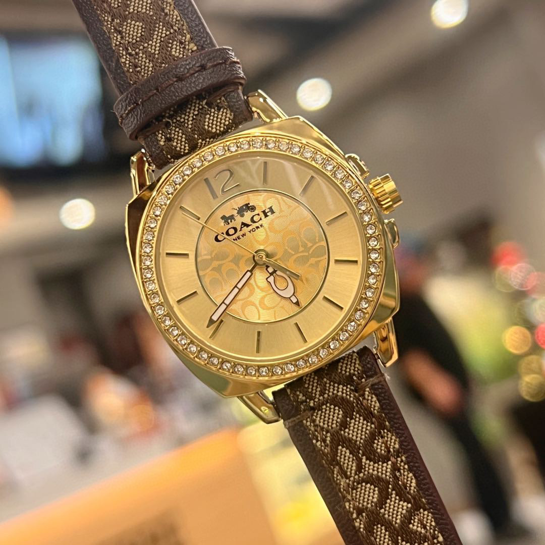 💰85  对版指针，高品质！
🔥蔻驰Coach时尚简约气质高雅轻奢老花经典款石英女表，34mm表径，老花牛皮表带，美到爆，宝宝们可力推请认准品质！秒杀所有市场货！