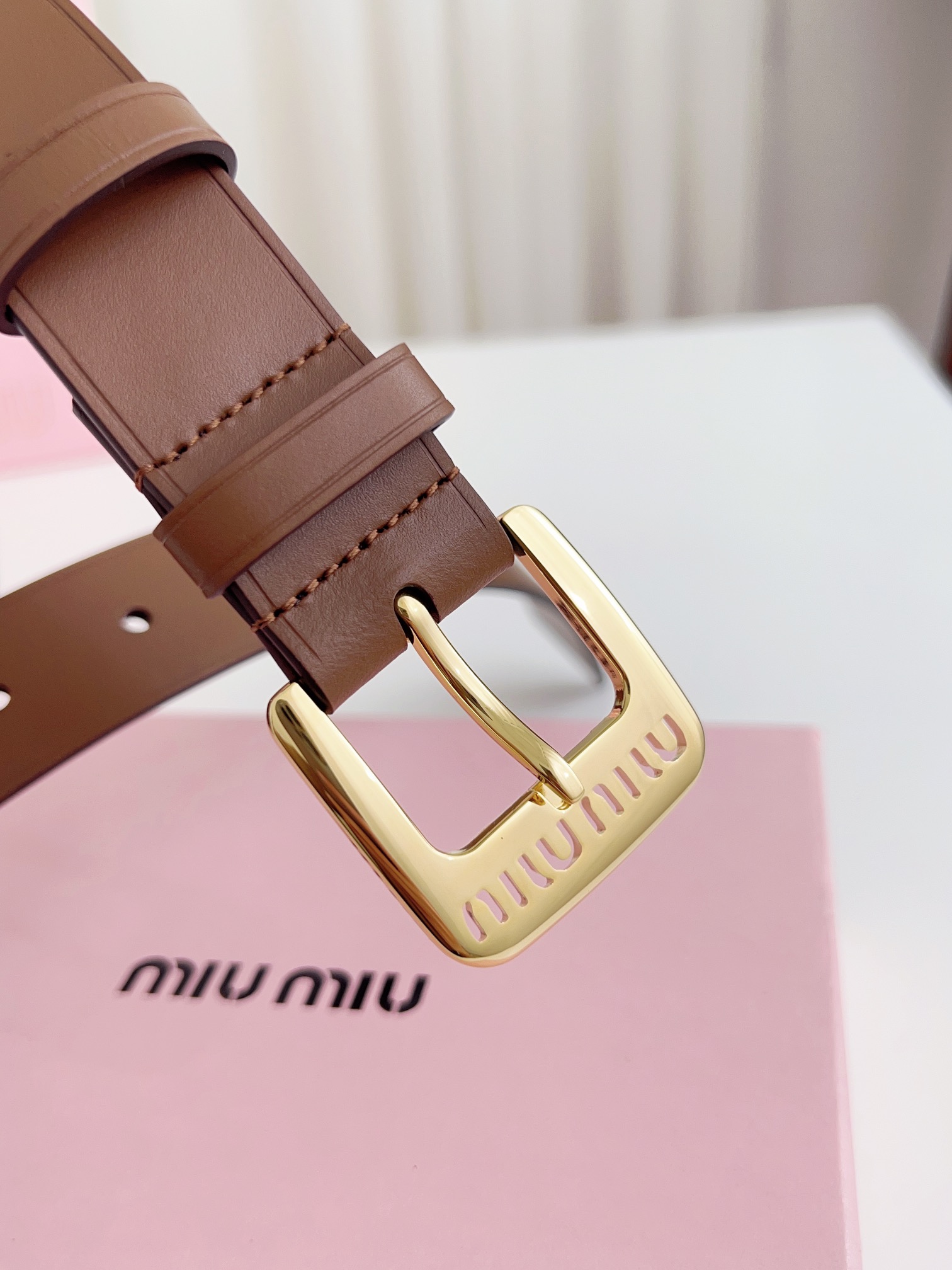 miumiu高端女士皮带宽度3.0cm双面头层小牛皮材质背面原版钢印logo精细的做工搭配纯铜扣头金色银