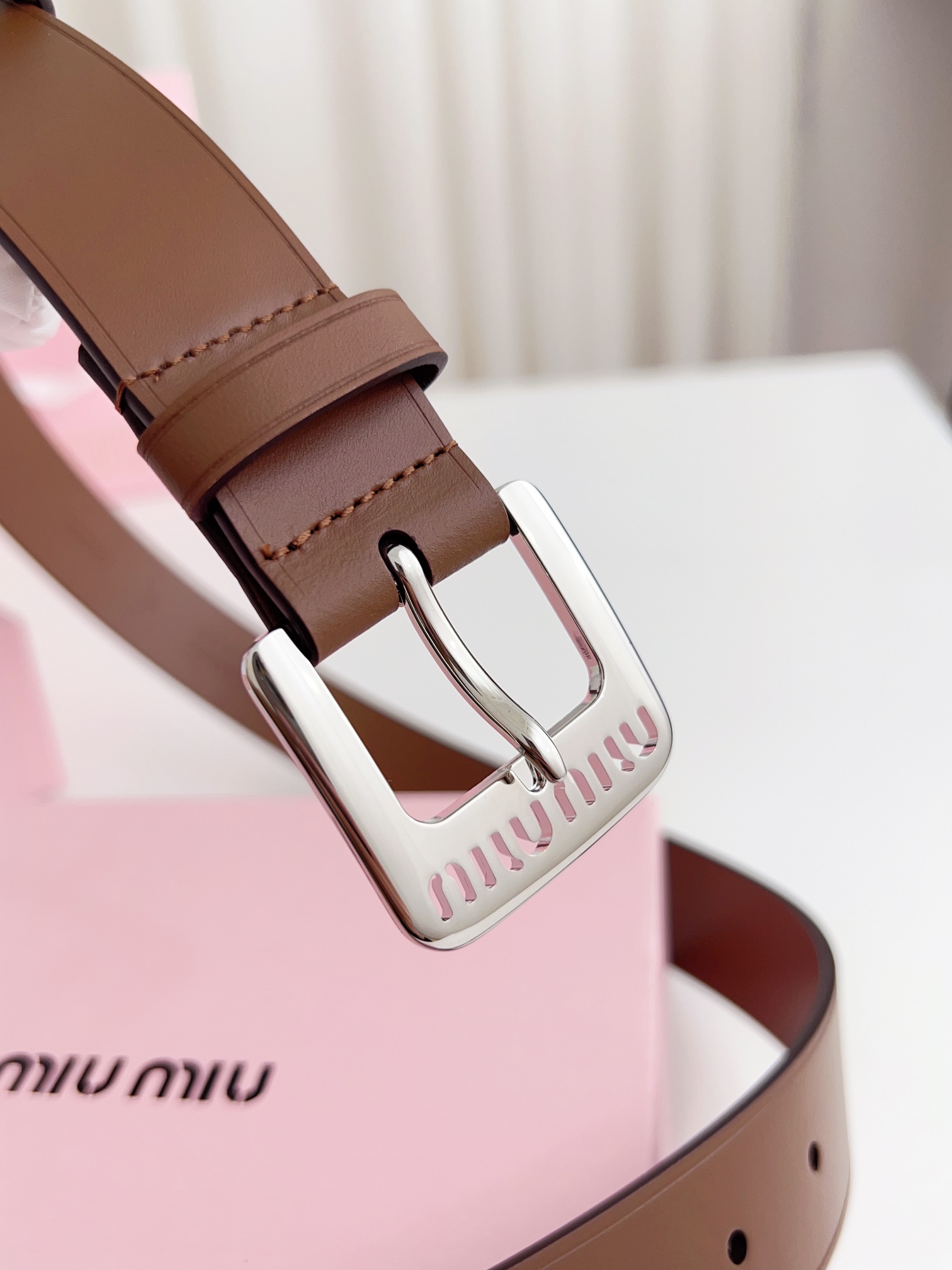 miumiu高端女士皮带宽度3.0cm双面头层小牛皮材质背面原版钢印logo精细的做工搭配纯铜扣头金色银