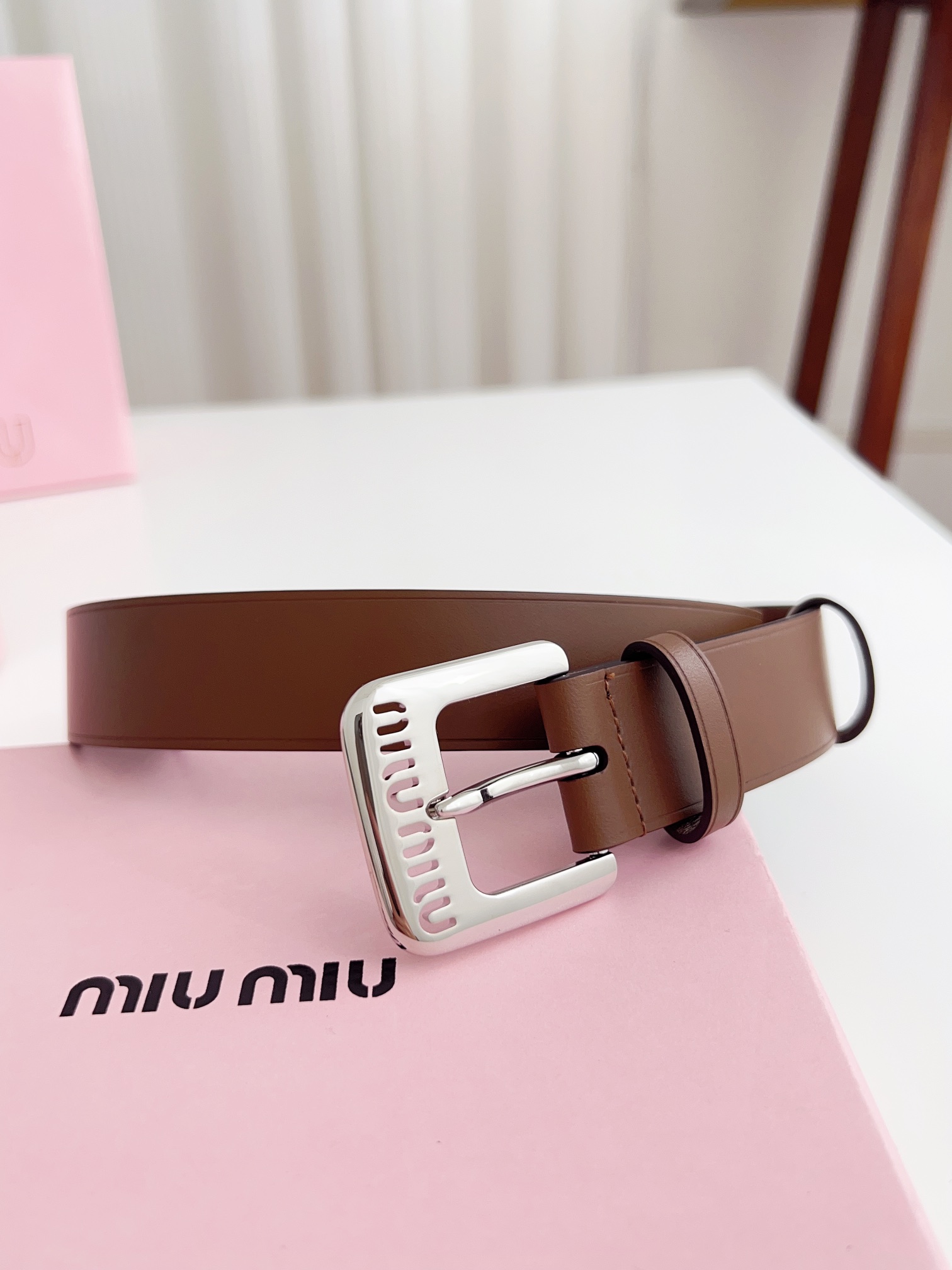 miumiu高端女士皮带宽度3.0cm双面头层小牛皮材质背面原版钢印logo精细的做工搭配纯铜扣头金色银