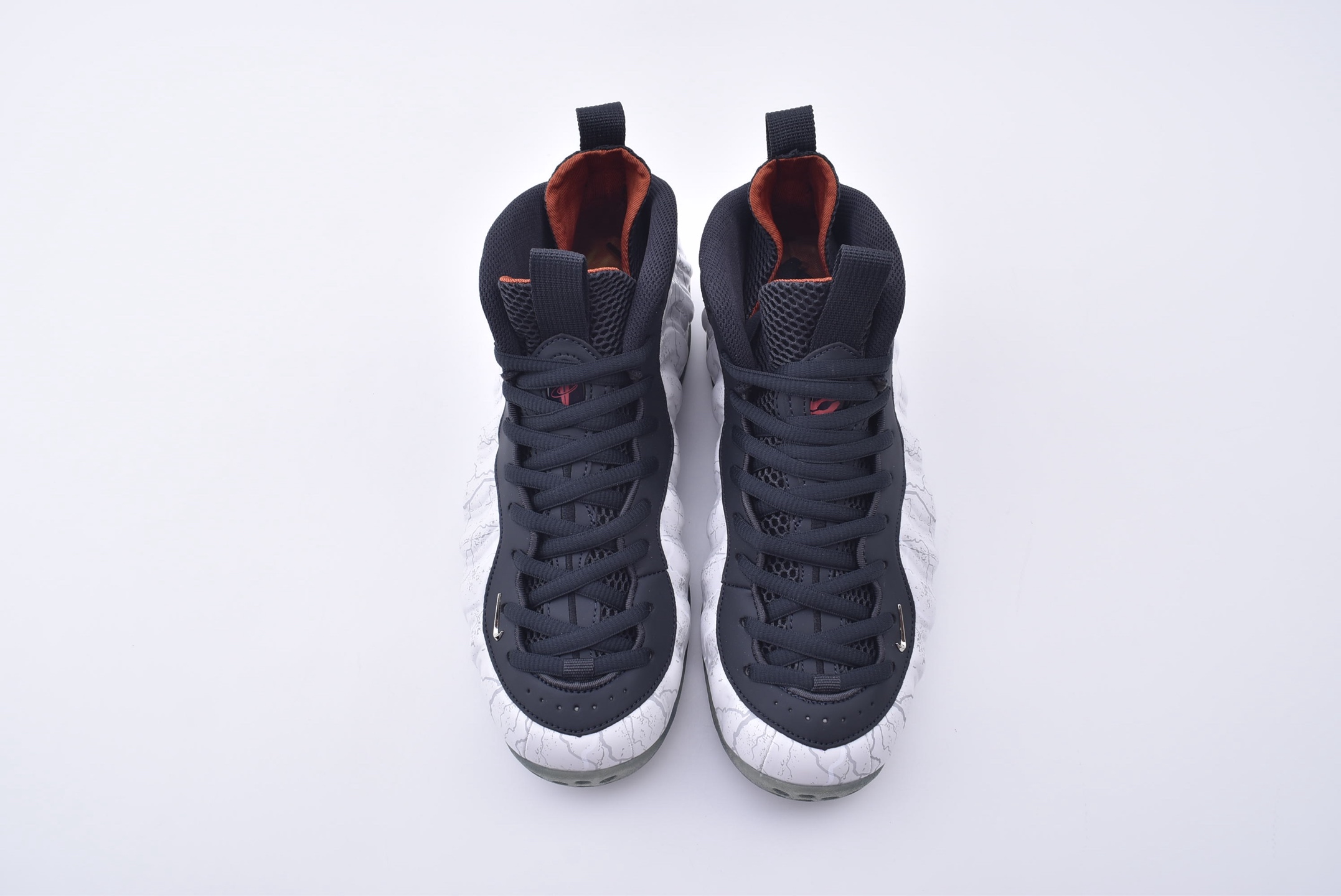 莞产顶级 Nike TEKKEN 8 x Nike Air Foamposite One Premium “Jin Kazama”“铁拳喷泡”喷泡系列篮球鞋/白灰黑 铁拳喷  HF6367-001
