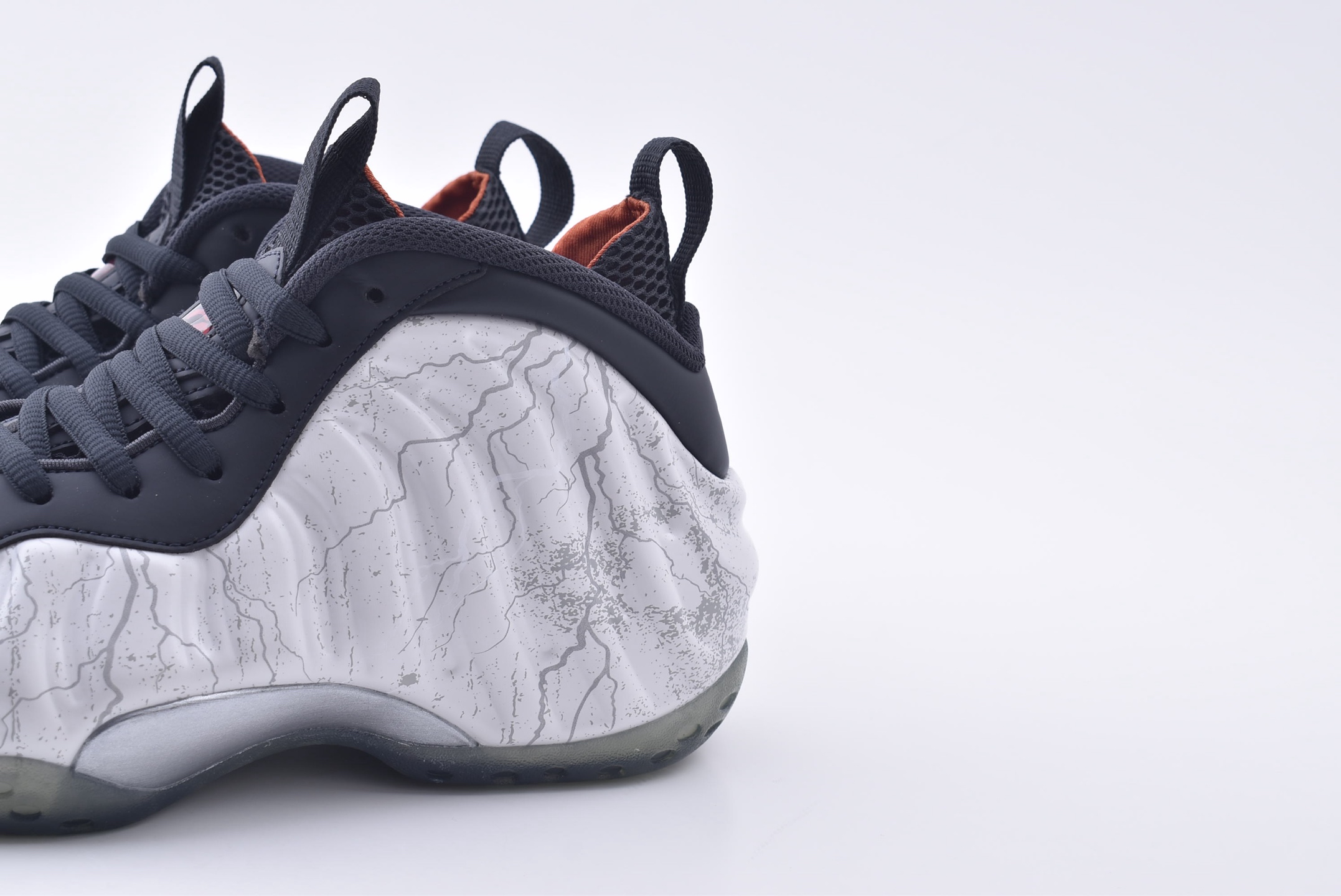 莞产顶级 Nike TEKKEN 8 x Nike Air Foamposite One Premium “Jin Kazama”“铁拳喷泡”喷泡系列篮球鞋/白灰黑 铁拳喷  HF6367-001