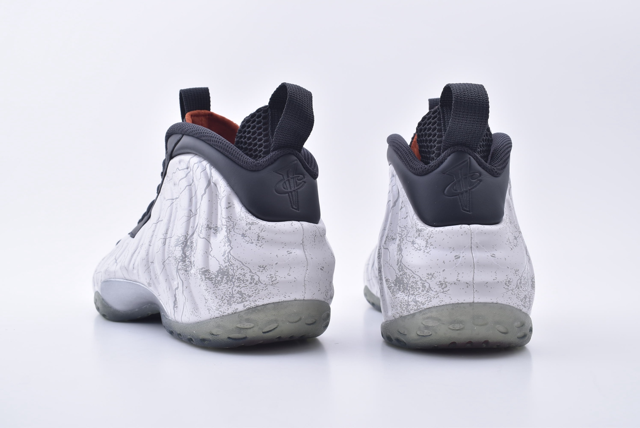 莞产顶级 Nike TEKKEN 8 x Nike Air Foamposite One Premium “Jin Kazama”“铁拳喷泡”喷泡系列篮球鞋/白灰黑 铁拳喷  HF6367-001