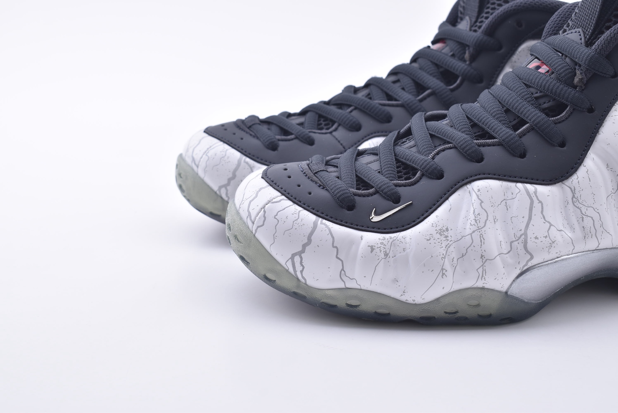 莞产顶级 Nike TEKKEN 8 x Nike Air Foamposite One Premium “Jin Kazama”“铁拳喷泡”喷泡系列篮球鞋/白灰黑 铁拳喷  HF6367-001