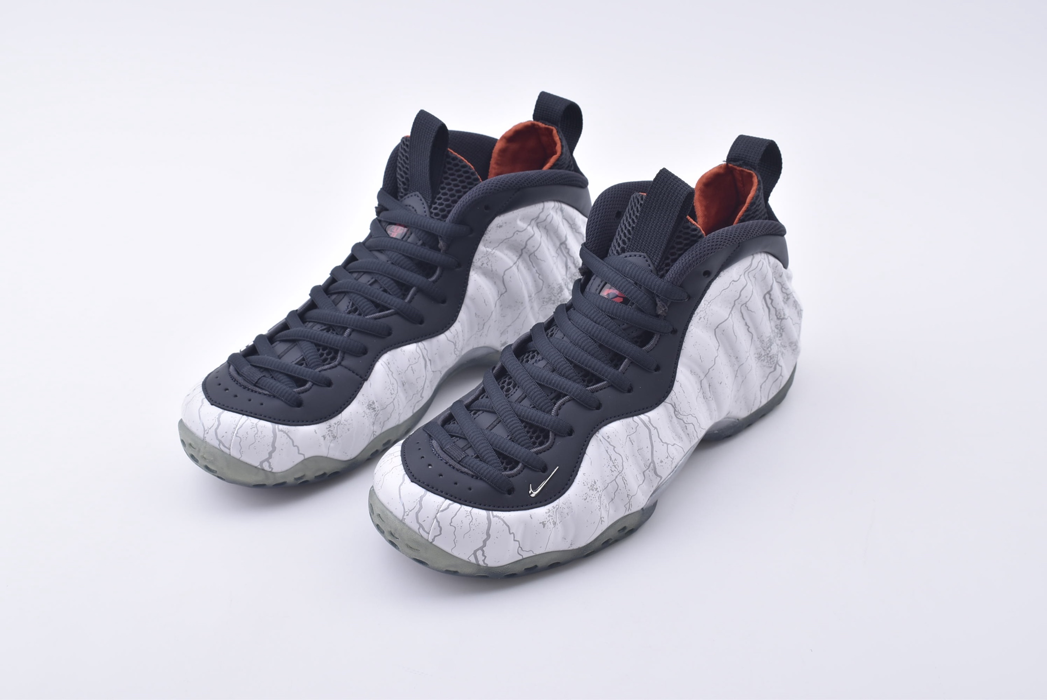 莞产顶级 Nike TEKKEN 8 x Nike Air Foamposite One Premium “Jin Kazama”“铁拳喷泡”喷泡系列篮球鞋/白灰黑 铁拳喷  HF6367-001