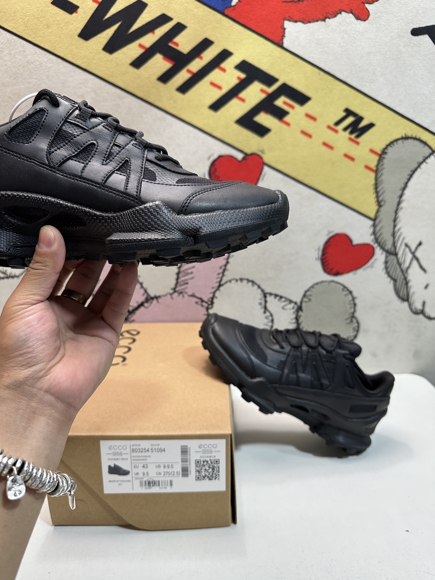 Alternative view of Sneakers 10508