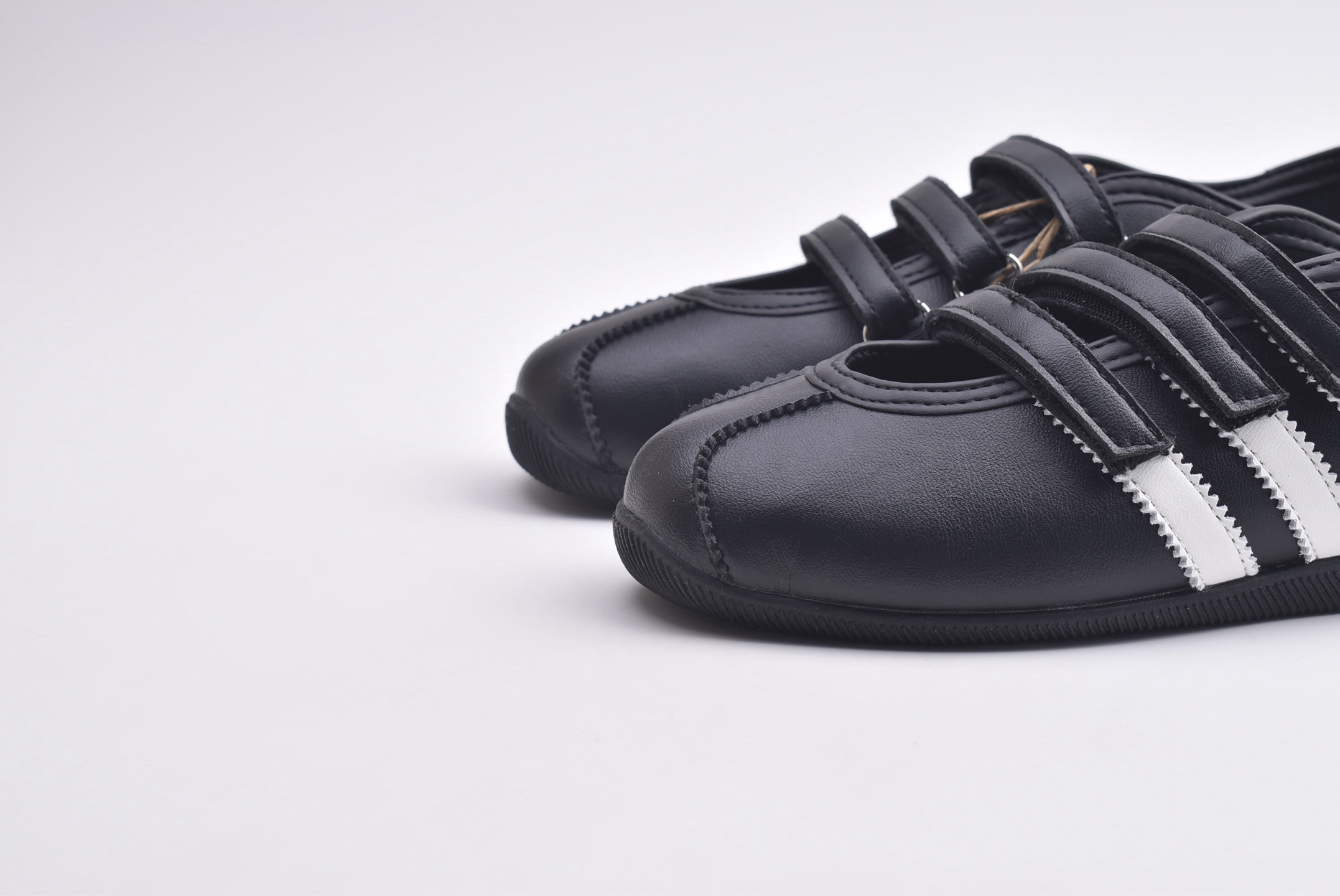 Sandals KH7638M 09998