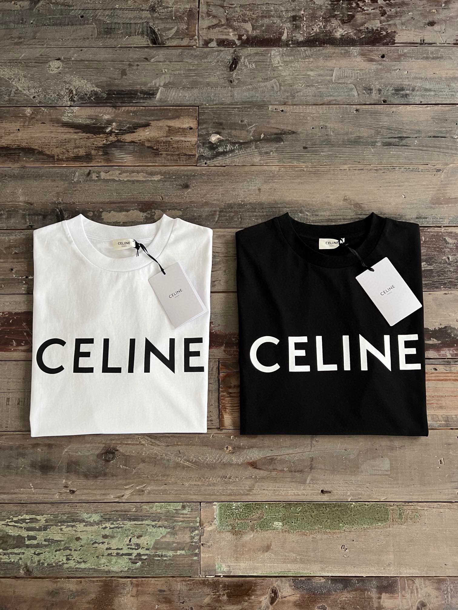 法国Celine用奢侈表达时尚界对文化与运动的关心，代表了一种新的生活方式，一直是优秀品质和精致时尚的代名词。\n         24SS新款短袖T恤，男女均可的宽松剪裁，无性别定义，设计风格简约基础，号称招牌式的存在，既是经典的范例，又是奢侈的标志，胸口CELINE字母干净清爽，与衣服颜色相撞的黑白字母突出了主题，无论是哪个配色上身，辨识度和腔调都表现力十足，这种行走的标签一定会在街头给行人的目光打上深深的烙印。zydlb克精梳棉定制，全品相！\n\n     黑色   白色 S M L X