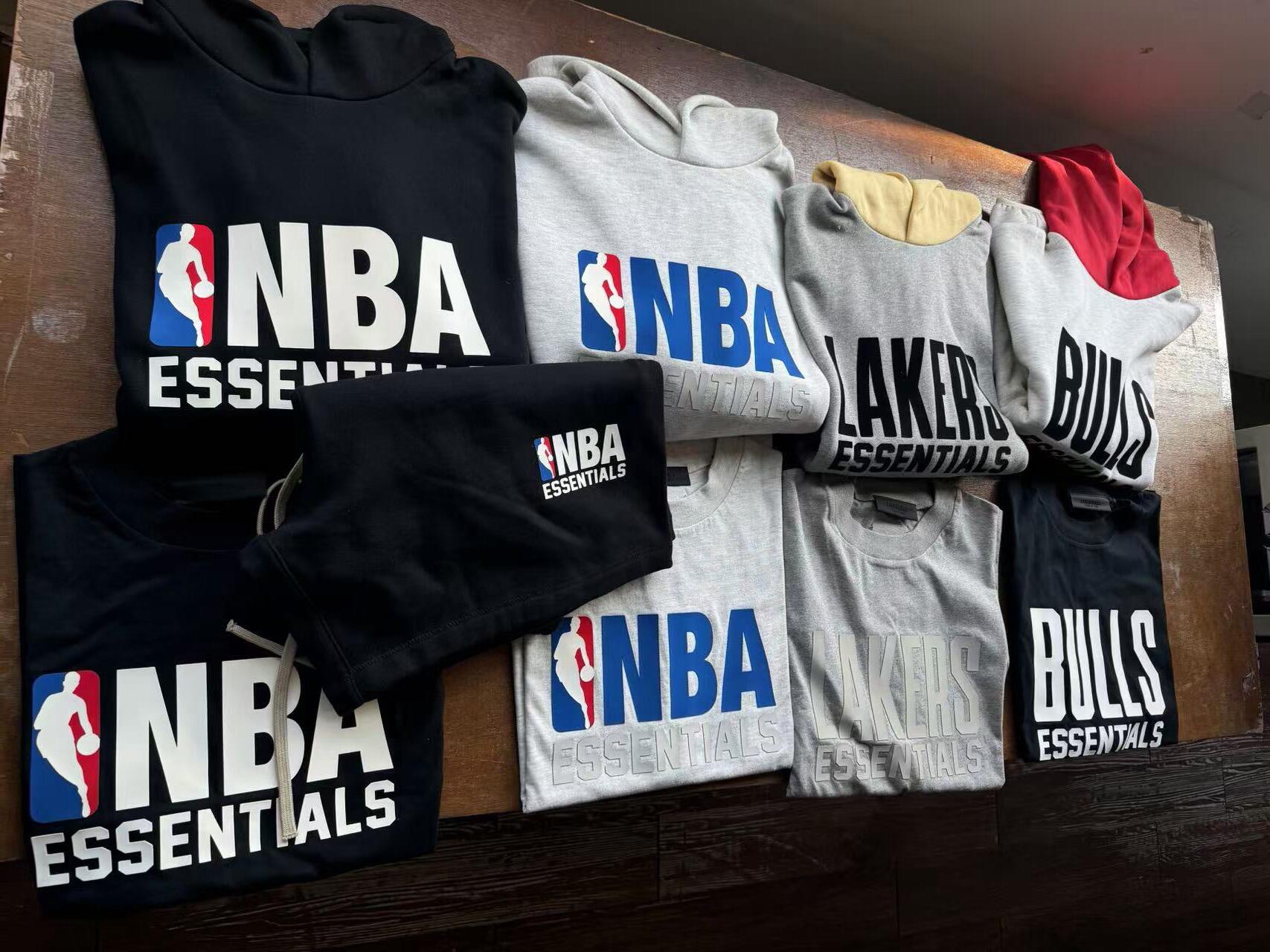 P170


💰 Fear of God 复线Essentials x NBA 联名款 FW25 Essentials NBA Hoodie 胸前字母logo植绒印花连帽卫衣：强强联手、当街头潮流遇上篮球热血，Essentials 与 NBA 的联名带帽卫衣横空出世，开启时尚新篇。从设计上看，卫衣以经典版型呈现，宽松有度，无论是日常出行还是运动休闲，都能给予身体舒适的包裹感。胸前那标志性的 NBA 标志，色彩鲜明且极具辨识度，与 Essentials 简洁的品牌字体相互映衬，袖口、下摆全部包边处理、巧妙融合了两大品牌的特色元素，彰显独特身份。
在材质方面，面料具备良好的透气性，即使运动后也不易产生闷热感，始终保持清爽自在。
穿着它出街，你将成为瞩目的焦点。无论是搭配休闲牛仔裤展现随性洒脱，还是配上运动束脚裤彰显活力动感，都能轻松驾驭不同风格。它不仅是一件服装，更是潮流文化与篮球精神的载体，带着街头的不羁和篮球的激情，让你在人群中脱颖而出，自信满满地展现自我风格。  
          
黑色、灰色 S-XL