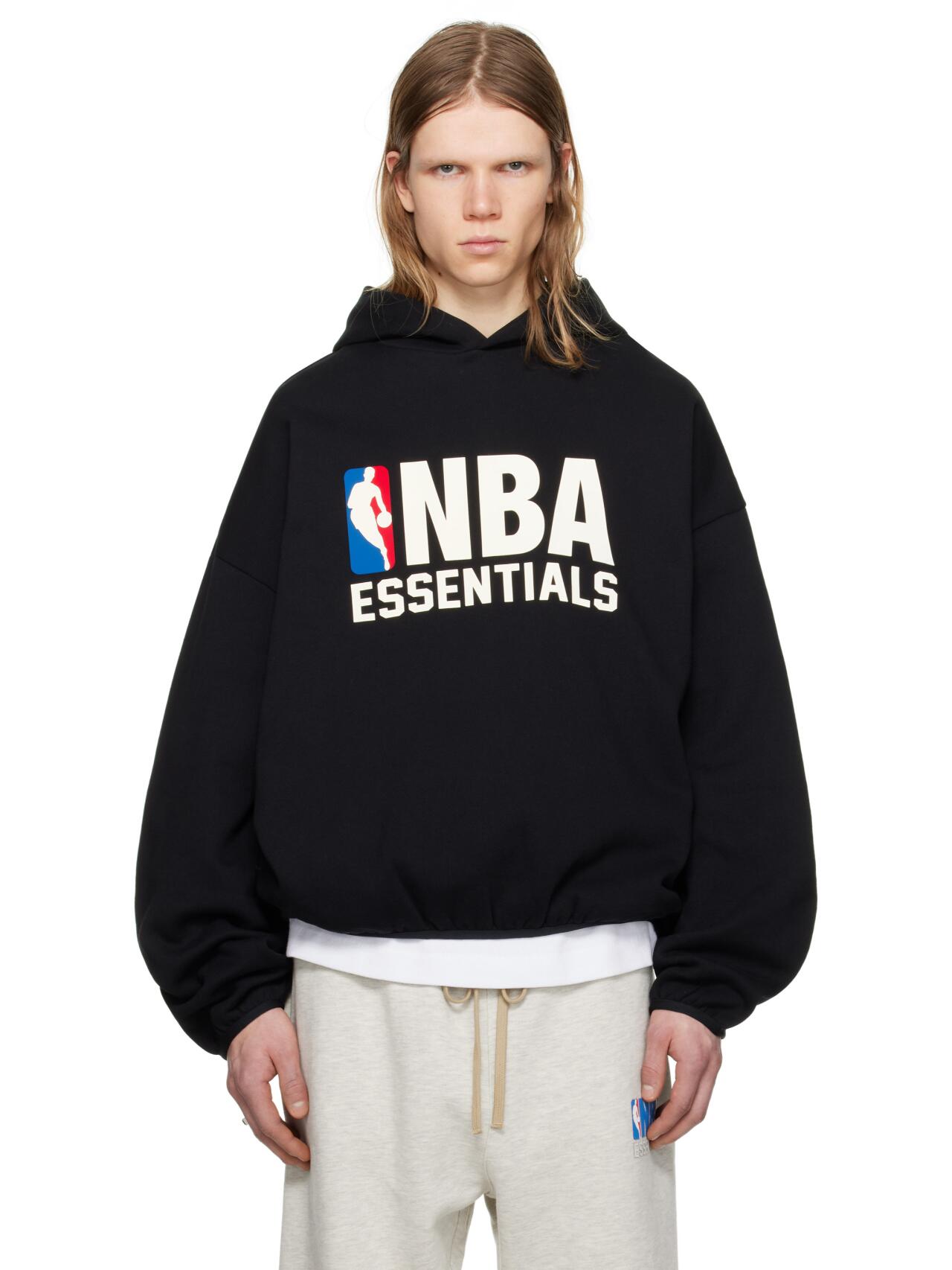 P170


💰Fear of God 复线Essentials x NBA 联名款 FW25 Essentials NBA Hoodie 胸前字母logo植绒印花连帽卫衣：强强联手、当街头潮流遇上篮球热血，Essentials 与 NBA 的联名带帽卫衣横空出世，开启时尚新篇。从设计上看，卫衣以经典版型呈现，宽松有度，无论是日常出行还是运动休闲，都能给予身体舒适的包裹感。胸前那标志性的 NBA 标志，色彩鲜明且极具辨识度，与 Essentials 简洁的品牌字体相互映衬，袖口、下摆全部包边处理、巧妙融合了两大品牌的特色元素，彰显独特身份。
在材质方面，精选优质面料，面料具备良好的透气性，即使运动后也不易产生闷热感，始终保持清爽自在。
穿着它出街，你将成为瞩目的焦点。无论是搭配休闲牛仔裤展现随性洒脱，还是配上运动束脚裤彰显活力动感，都能轻松驾驭不同风格。它不仅是一件服装，更是潮流文化与篮球精神的载体，带着街头的不羁和篮球的激情，让你在人群中脱颖而出，自信满满地展现自我风格。  
          
  黑色、灰色：S-XL