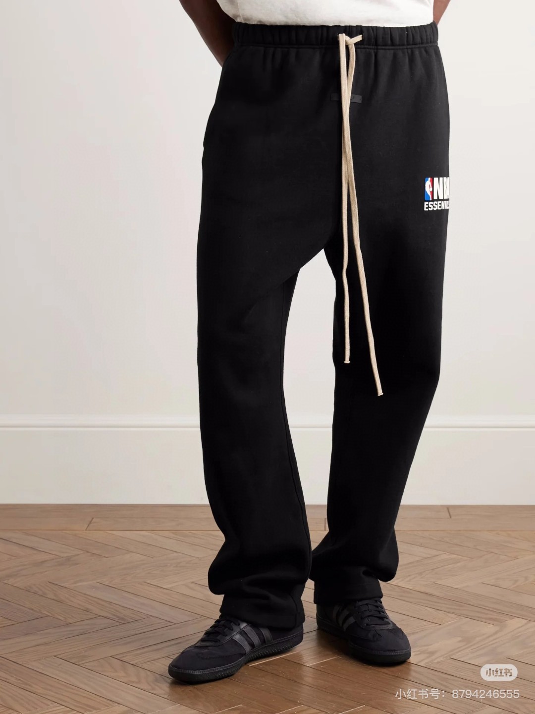 P173



💰ESSENTIALS联名NBA全明星加绒直筒裤长裤男女同款：如果你是一个追求潮流、热爱篮球文化的人，那么这条FEAR OF GOD FOG复线ESSENTIALS联名NBA全明星加绒直筒裤长裤绝对是你的不二之选。它不仅是一条裤子，更是一种态度，一种对篮球热爱的表达，一种对潮流生活的追求。
这条裤子的版型堪称一绝，直筒剪裁利落又大气，不挑身材，无论你是高挑纤瘦还是健壮有型，都能轻松驾驭，穿上它，瞬间拥有笔直大长腿，气场两米八。从繁华都市的街头巷尾，到充满荷尔蒙气息的篮球场边，它都是你彰显个性的时尚利器。
在面料的选择上，品牌一贯的高品质得以延续。内里加绒的设计，在春秋季节为你抵御凛冽寒风，仿佛有一层温暖的屏障，将寒冷隔绝在外，让你在享受潮流的同时，也能保持身体的温暖与舒适。外层材质挺括有型，不易变形，经过多次穿着和洗涤后依然能保持良好的质感，是经得起时间考验的潮流单品。
黑色、灰色 S_XL