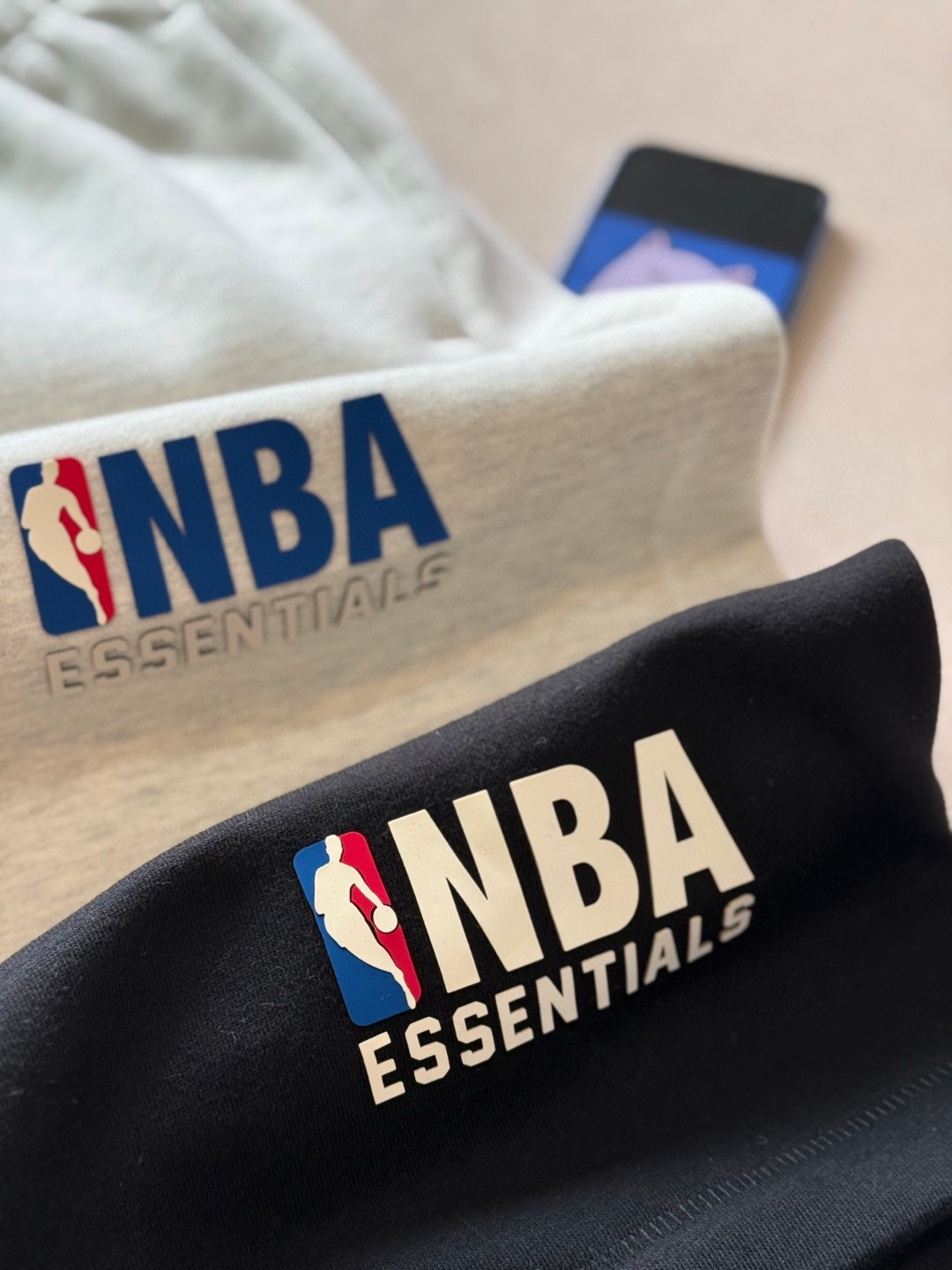 P145
💰ESSENTIALS联名NBA全明星春夏宽松短裤:美式高街潮牌的代表之作。它是街头潮牌fear of god的副线品牌,由美国著名设计师jerry lorenz于2018年创立,简约、奢华、实用完美融合,从诞生起就备受潮流人士追捧。
今年它更是与全明星NBA联名,直接将街头潮流与热血篮球激情碰撞。穿上它,仿佛能感受到赛场上的热烈氛围,运动活力与时尚感双双拉满。而且,它宽松的版型,对各种身材的朋友都超友好,无论是运动时的舒展,还是日常出街的随性,都能轻松拿捏。
原厂订制原面料选用100%及以上含量的精梳棉,透气又耐磨,色牢度高,久穿不变形、不褪色,克重400g,质感满满。圆领设计简洁大方,落肩袖更添慵懒随性,不管是搭配运动裤,还是休闲牛仔裤,都能轻松打造出属于你的潮流风格。不管你是篮球迷,还是潮流达人,这款短袖都不容错过,还不赶紧入手,让自己成为这个夏天最靓的仔!。
陨石黑、浅雾灰:S M L XL
s80-140斤
m140-160斤
L160-180斤
XL180-200斤