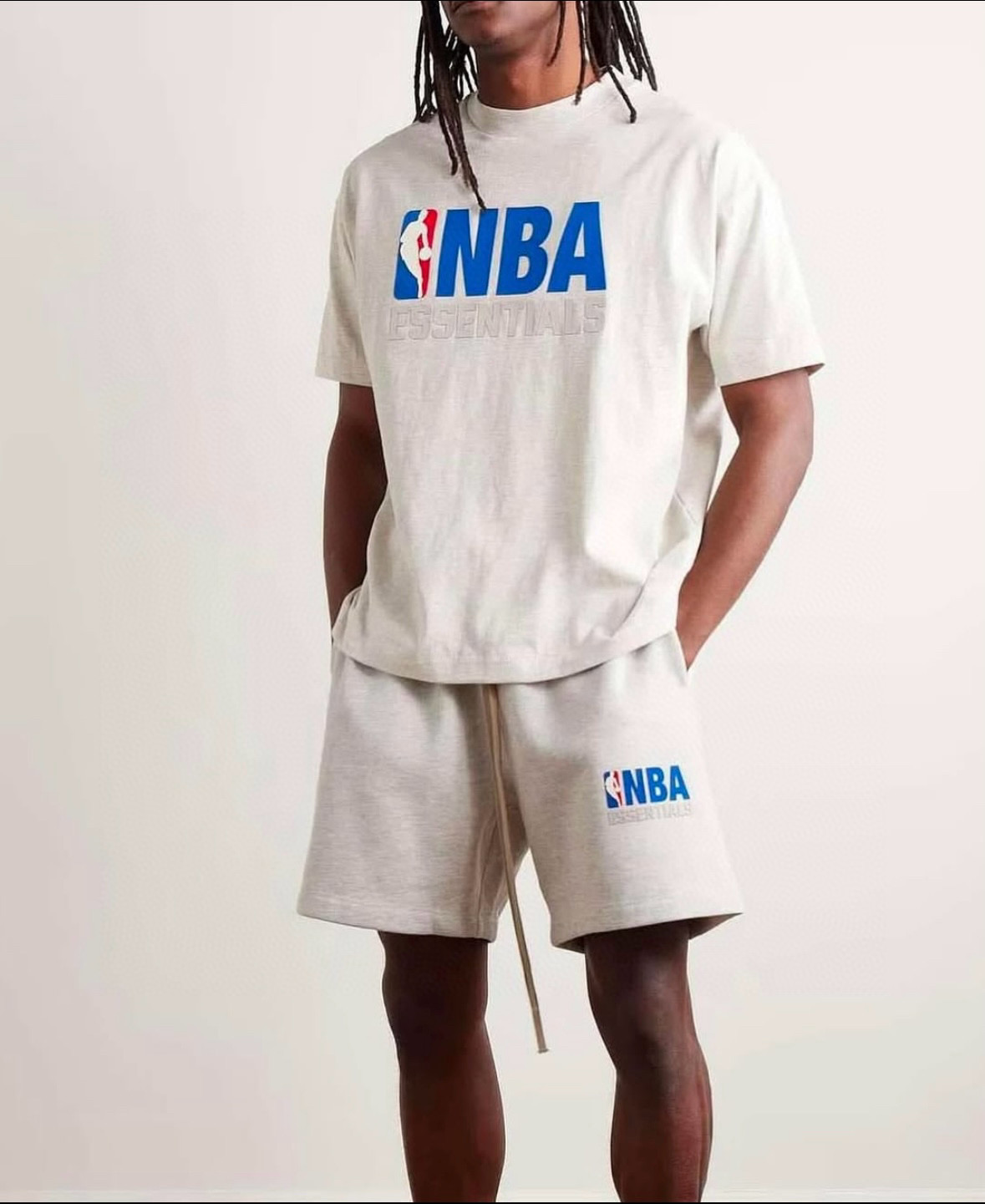 P145


💰ESSENTIALS联名NBA全明星春夏宽松短裤：美式高街潮牌的代表之作。它是街头潮牌fear of god的副线品牌，由美国著名设计师jerry lorenz于2018年创立，简约、奢华、实用完美融合，从诞生起就备受潮流人士追捧。
今年它更是与全明星NBA联名，直接将街头潮流与热血篮球激情碰撞。穿上它，仿佛能感受到赛场上的热烈氛围，运动活力与时尚感双双拉满。而且，它宽松的版型，对各种身材的朋友都超友好，无论是运动时的舒展，还是日常出街的随性，都能轻松拿捏。
原厂订制原面料选用100%及以上含量的精梳棉，透气又耐磨，色牢度高，久穿不变形、不褪色，克重400g，质感满满。圆领设计简洁大方，落肩袖更添慵懒随性，不管是搭配运动裤，还是休闲牛仔裤，都能轻松打造出属于你的潮流风格。不管你是篮球迷，还是潮流达人，这款短袖都不容错过，还不赶紧入手，让自己成为这个夏天最靓的仔！。       
 陨石黑、浅雾灰：S M L XL
s80-140斤
m140-160斤
L160-180斤
XL180-200斤