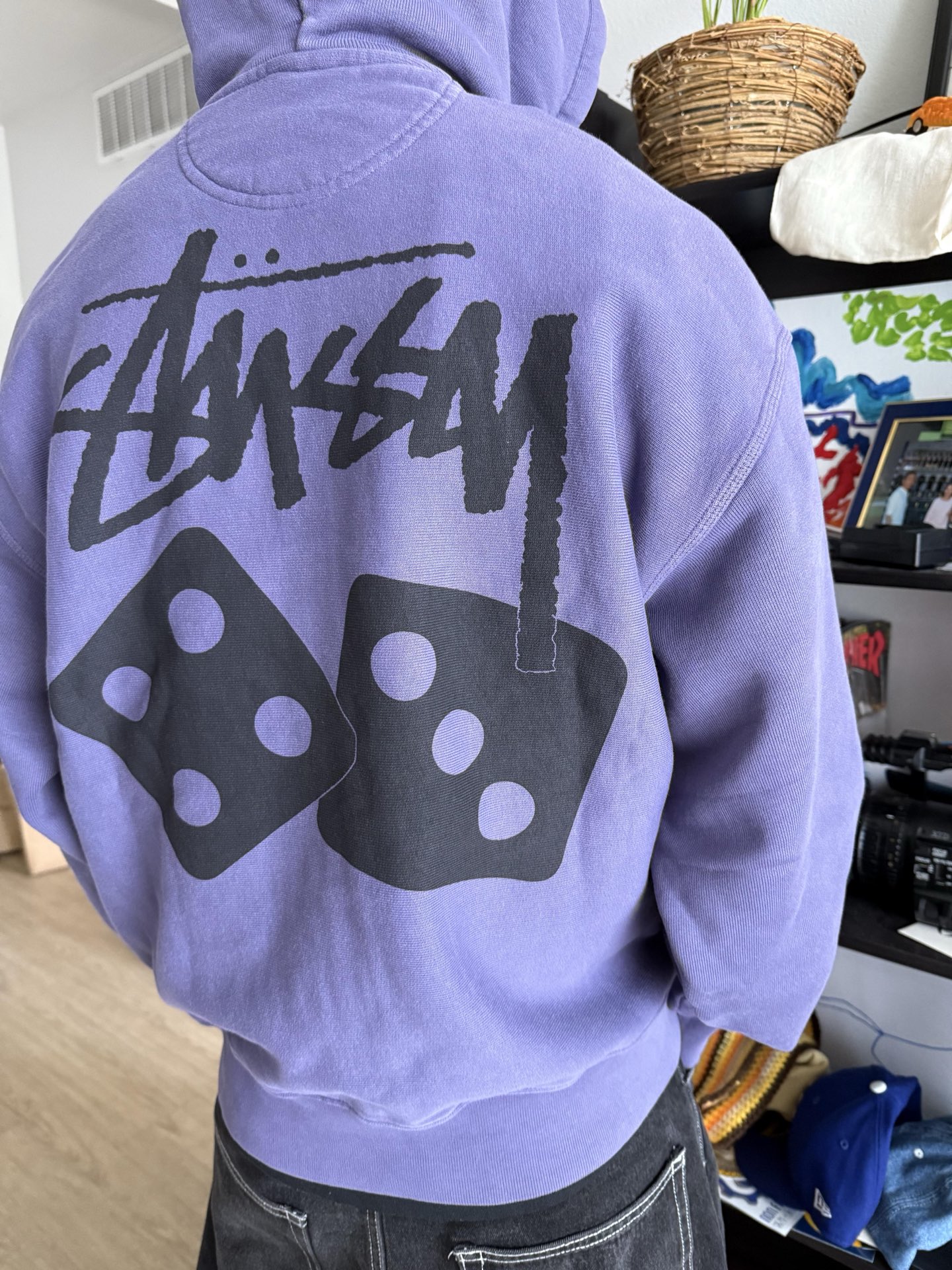 8060 💰195 (重工水洗)Stussy街头文化的象征。
将滑板服、工作服、旧校服的设计加入到斯图西的服装设计中,形成了一-种有别于原有风格的街头服装随着时间的推移,Stussy逐渐发展成为一-家全球性的时尚品牌,并与许多其他品牌和艺术家合作推出联名系列产品。
500克重磅纯棉厚实不透三标齐全吊牌原包装都和专柜一致 YKK定制拉链
折叠帽绳罗纹面料加绒领口材质正品一致印花不开裂不掉色 不缩水形
成衣染色+成衣水洗工艺。
STUSSY骰子三色拉链连帽卫衣
黑灰,蓝色,紫色
S(胸围58 衣长69 袖长63)
M(胸围60 衣长71 袖长64)
L(胸围62 衣长73 袖长65)
XL(胸围64 衣长75 袖长66)
建议175cm及以下80-140斤S
175-180cm,140-160斤M
180-185cm,160-180斤L
185-190cm,180-200斤XL