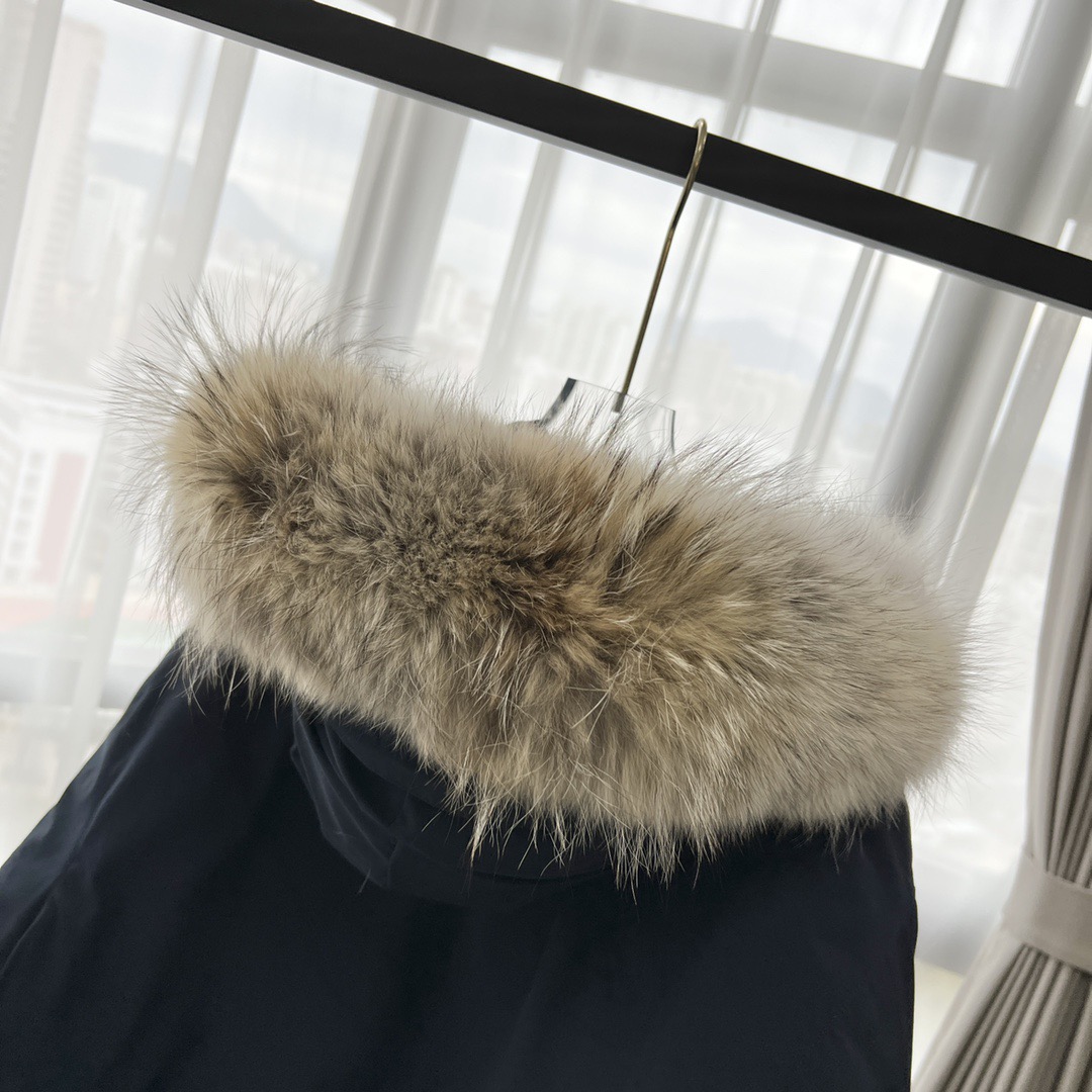 7999 P680 CANADA鹅 08款 Expedition 派克大衣 4660M
配色:黑色,米白色,粉(没有xL XXL),,藏青色,石墨灰红标,石墨灰黑标!6色
尺码:XS,S,M,L,XL,XXL
材料
1进口Y字型魔术贴。
2 18支涤棉混纺面料。
3 国标80白鸭绒。
4 狼毛。
尺码表和推荐尺码在最后一张图