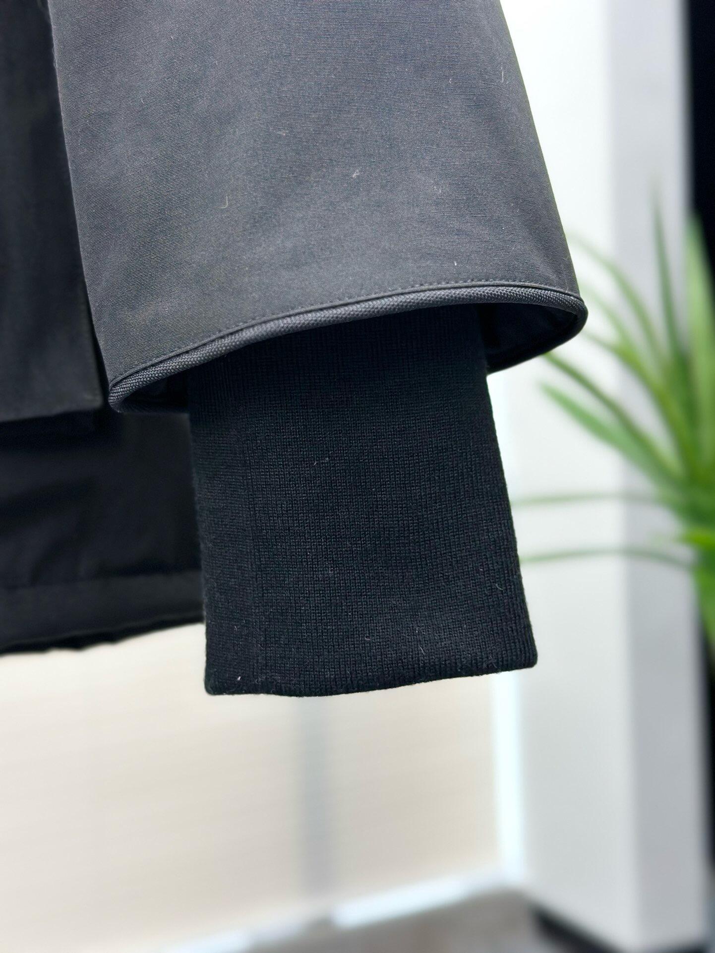 7999 P680 CANADA鹅 08款 Expedition 派克大衣 4660M
配色:黑色,米白色,粉(没有xL XXL),,藏青色,石墨灰红标,石墨灰黑标!6色
尺码:XS,S,M,L,XL,XXL
材料
1进口Y字型魔术贴。
2 18支涤棉混纺面料。
3 国标80白鸭绒。
4 狼毛。
尺码表和推荐尺码在最后一张图