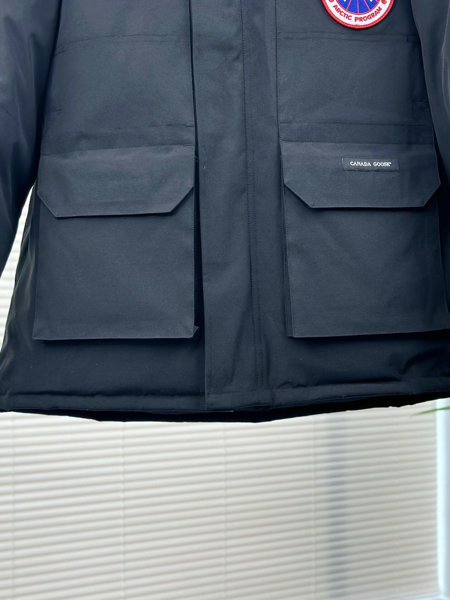 7999 P680 CANADA鹅 08款 Expedition 派克大衣 4660M
配色:黑色,米白色,粉(没有xL XXL),,藏青色,石墨灰红标,石墨灰黑标!6色
尺码:XS,S,M,L,XL,XXL
材料
1进口Y字型魔术贴。
2 18支涤棉混纺面料。
3 国标80白鸭绒。
4 狼毛。
尺码表和推荐尺码在最后一张图