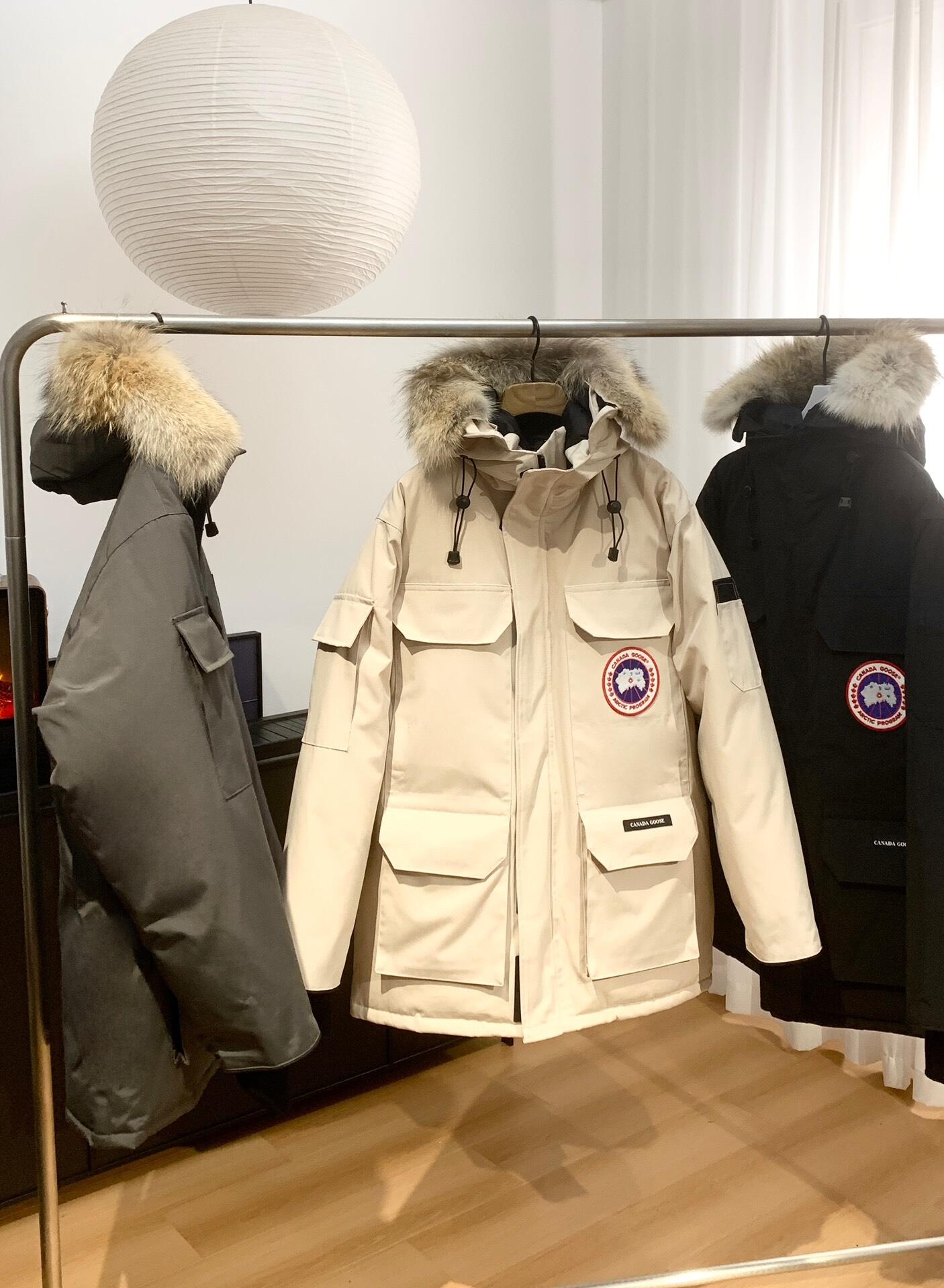 7999 P680 CANADA鹅 08款 Expedition 派克大衣 4660M
配色:黑色,米白色,粉(没有xL XXL),,藏青色,石墨灰红标,石墨灰黑标!6色
尺码:XS,S,M,L,XL,XXL
材料
1进口Y字型魔术贴。
2 18支涤棉混纺面料。
3 国标80白鸭绒。
4 狼毛。
尺码表和推荐尺码在最后一张图