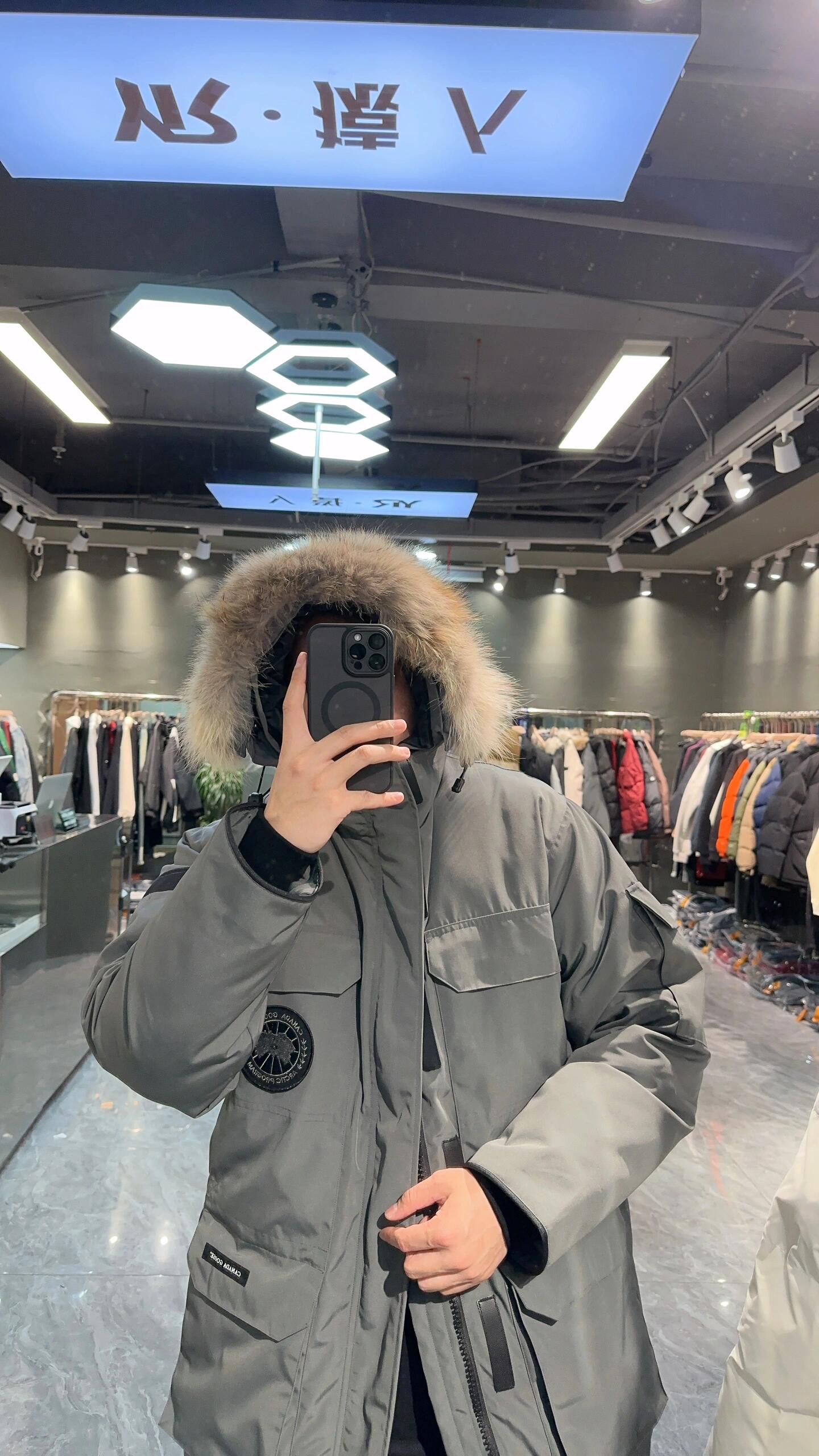 7999 P680 CANADA鹅 08款 Expedition 派克大衣 4660M
配色:黑色,米白色,粉(没有xL XXL),,藏青色,石墨灰红标,石墨灰黑标!6色
尺码:XS,S,M,L,XL,XXL
材料
1进口Y字型魔术贴。
2 18支涤棉混纺面料。
3 国标80白鸭绒。
4 狼毛。
尺码表和推荐尺码在最后一张图