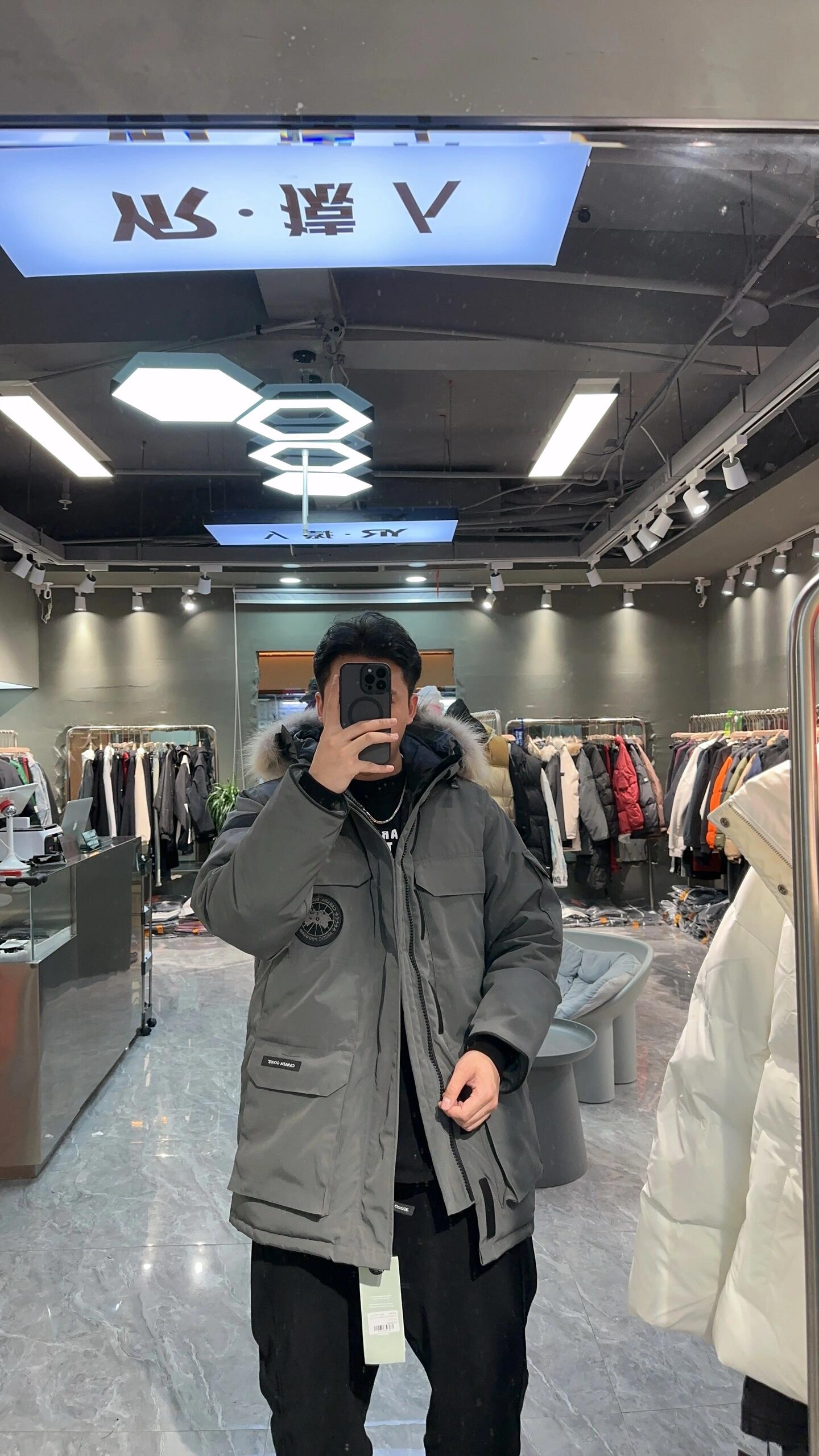 7999 P680 CANADA鹅 08款 Expedition 派克大衣 4660M
配色:黑色,米白色,粉(没有xL XXL),,藏青色,石墨灰红标,石墨灰黑标!6色
尺码:XS,S,M,L,XL,XXL
材料
1进口Y字型魔术贴。
2 18支涤棉混纺面料。
3 国标80白鸭绒。
4 狼毛。
尺码表和推荐尺码在最后一张图