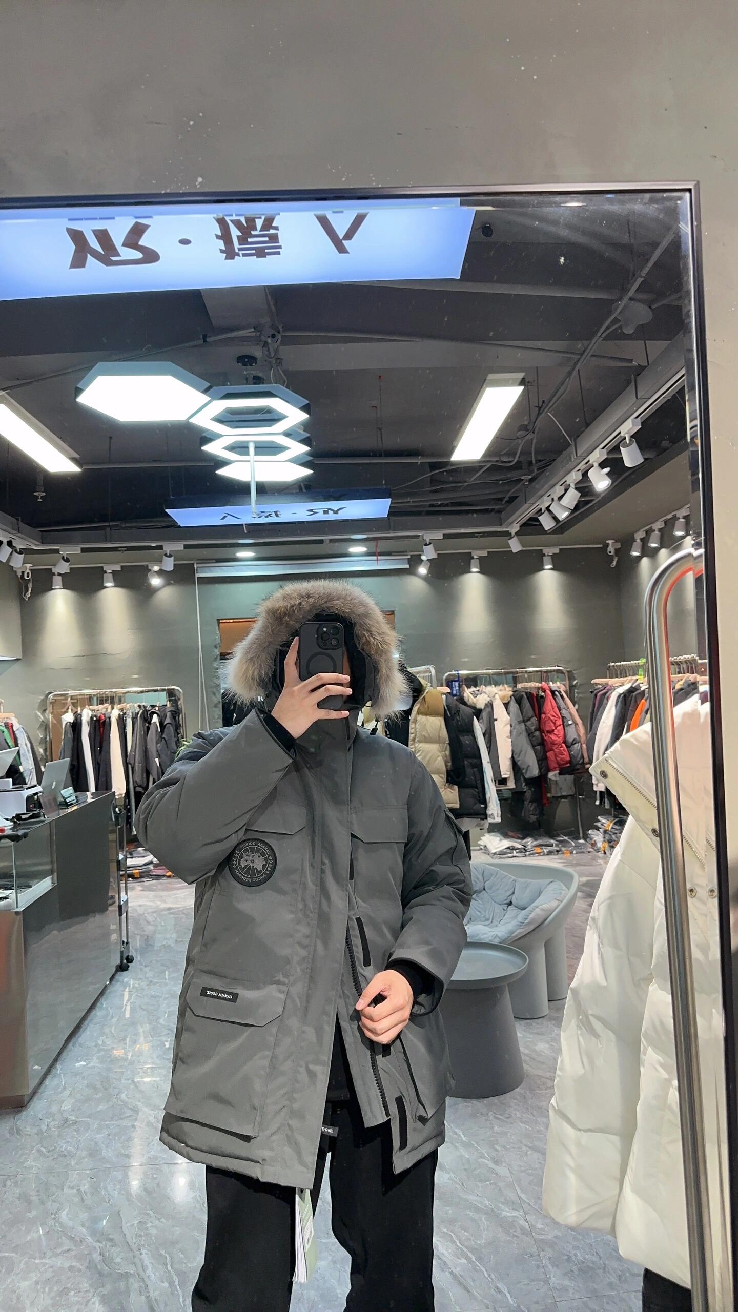 7999 P680 CANADA鹅 08款 Expedition 派克大衣 4660M
配色:黑色,米白色,粉(没有xL XXL),,藏青色,石墨灰红标,石墨灰黑标!6色
尺码:XS,S,M,L,XL,XXL
材料
1进口Y字型魔术贴。
2 18支涤棉混纺面料。
3 国标80白鸭绒。
4 狼毛。
尺码表和推荐尺码在最后一张图