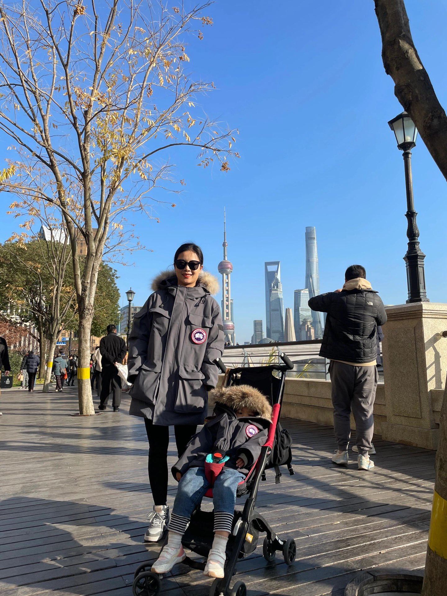 7999 P680 CANADA鹅 08款 Expedition 派克大衣 4660M
配色:黑色,米白色,粉(没有xL XXL),,藏青色,石墨灰红标,石墨灰黑标!6色
尺码:XS,S,M,L,XL,XXL
材料
1进口Y字型魔术贴。
2 18支涤棉混纺面料。
3 国标80白鸭绒。
4 狼毛。
尺码表和推荐尺码在最后一张图