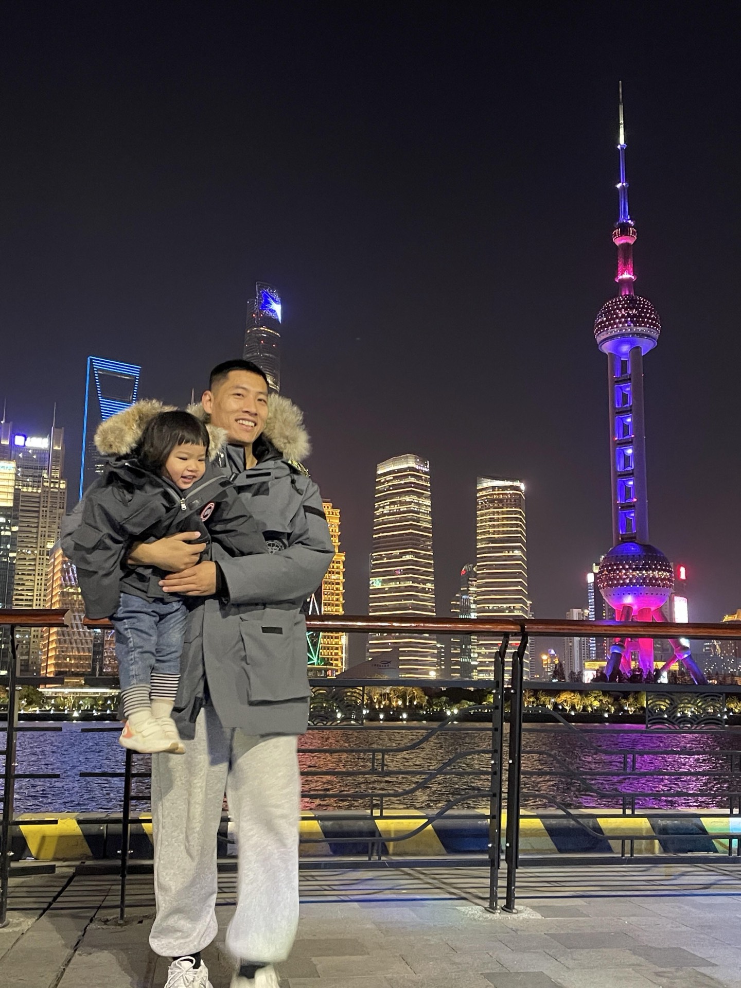 7999 P680 CANADA鹅 08款 Expedition 派克大衣 4660M
配色:黑色,米白色,粉(没有xL XXL),,藏青色,石墨灰红标,石墨灰黑标!6色
尺码:XS,S,M,L,XL,XXL
材料
1进口Y字型魔术贴。
2 18支涤棉混纺面料。
3 国标80白鸭绒。
4 狼毛。
尺码表和推荐尺码在最后一张图