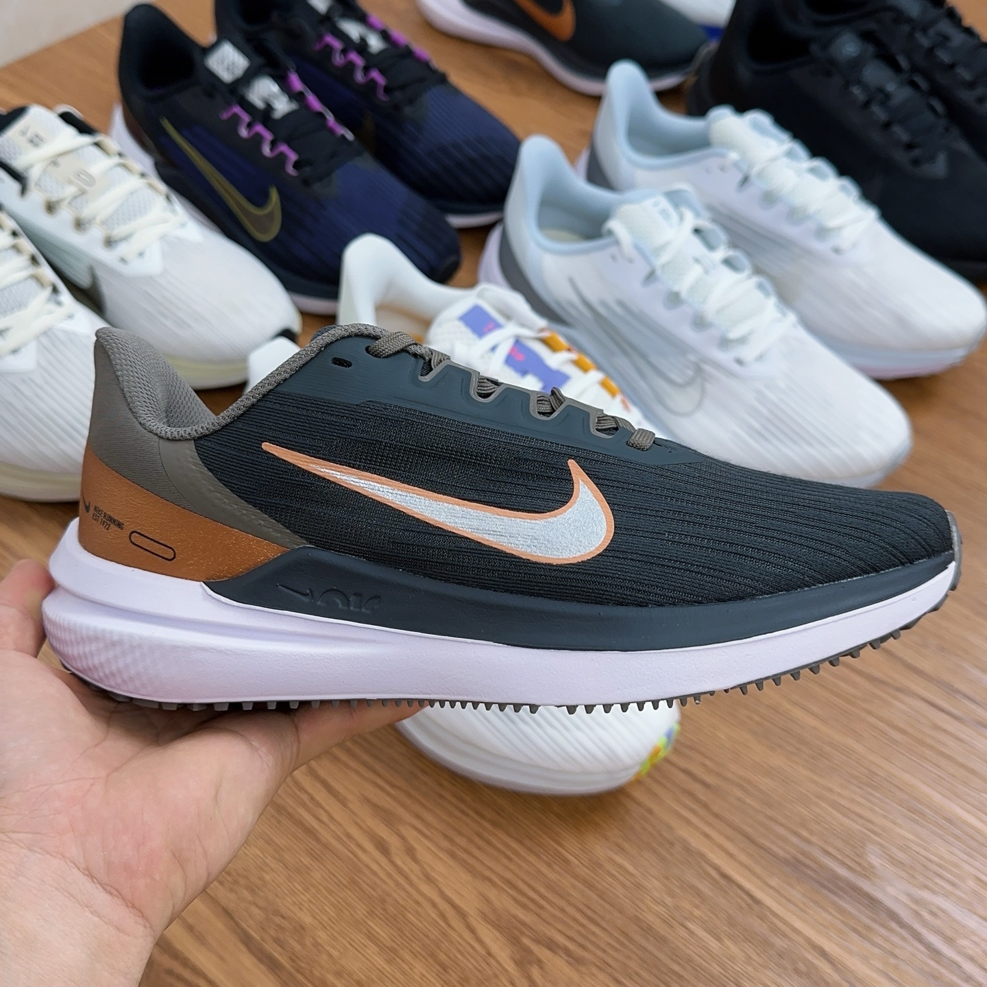 Nike Winflo V9 Running Shoes with Zoom Air Cushioning for Men and Women 1 i1753903624585 7430 0 2