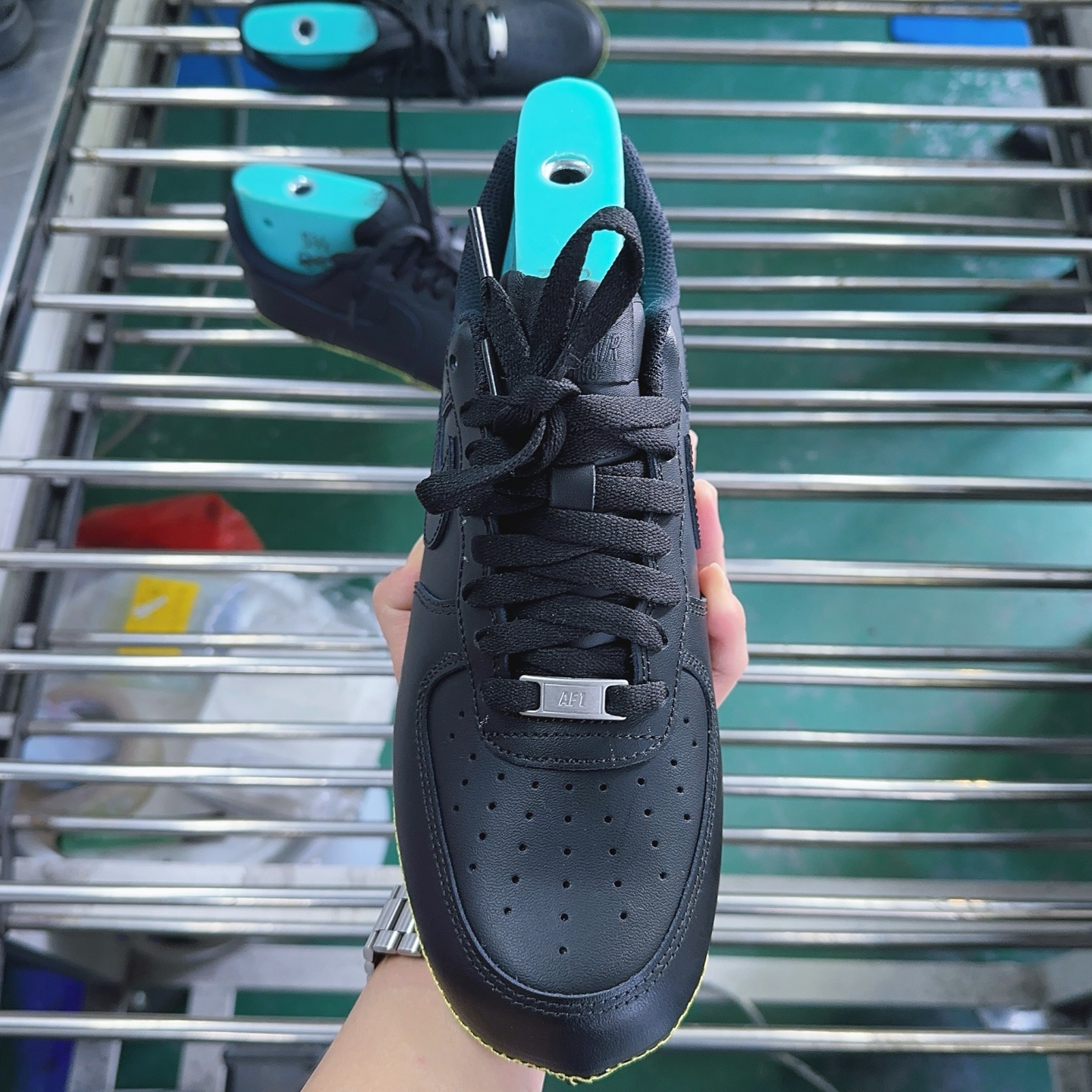 独家新Mok💰110
2025新版纯黑空军一号
Mok重新定义，硬核配置拉满，标配即满配
本次升级细节如下：
1.莞产原版高密度鞋带1.35鞋带
2.整鞋采用全电脑车工艺+高士线材
3.独家定制鞋垫，区别市场通用版
4.整鞋采用玻璃刀冲裁整洁度完美
5.2025新版蓝楦数据档案+灰色中底线
6.反口里布料+后跟灰色填充棉保证原厂材料
7.采用最新版光滑面PU全掌气垫长度不低于18cm
8.鞋底和气垫进行满胶组合工艺，久穿不异响
9.后跟采用1.8低温定型工艺，好鞋型从后跟抓起
10.后跟刺绣采用百灵达进口千针刺绣，高密度饱和感十足。
今年这行情，一分价钱一分货，实物见分晓
尺码：36.36.5 37.5 38 38.5 39 40 40.5 41 42 42.5 43 44 44.5 45 46