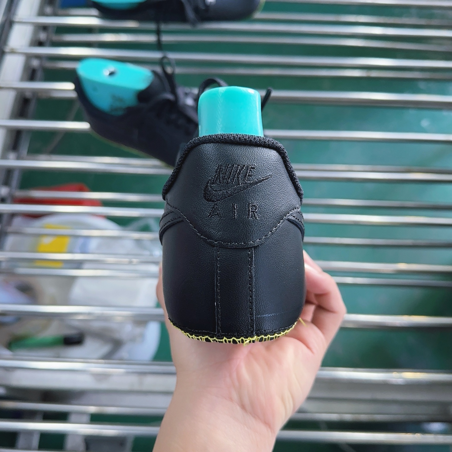 独家新Mok💰110
2025新版纯黑空军一号
Mok重新定义，硬核配置拉满，标配即满配
本次升级细节如下：
1.莞产原版高密度鞋带1.35鞋带
2.整鞋采用全电脑车工艺+高士线材
3.独家定制鞋垫，区别市场通用版
4.整鞋采用玻璃刀冲裁整洁度完美
5.2025新版蓝楦数据档案+灰色中底线
6.反口里布料+后跟灰色填充棉保证原厂材料
7.采用最新版光滑面PU全掌气垫长度不低于18cm
8.鞋底和气垫进行满胶组合工艺，久穿不异响
9.后跟采用1.8低温定型工艺，好鞋型从后跟抓起
10.后跟刺绣采用百灵达进口千针刺绣，高密度饱和感十足。
今年这行情，一分价钱一分货，实物见分晓
尺码：36.36.5 37.5 38 38.5 39 40 40.5 41 42 42.5 43 44 44.5 45 46