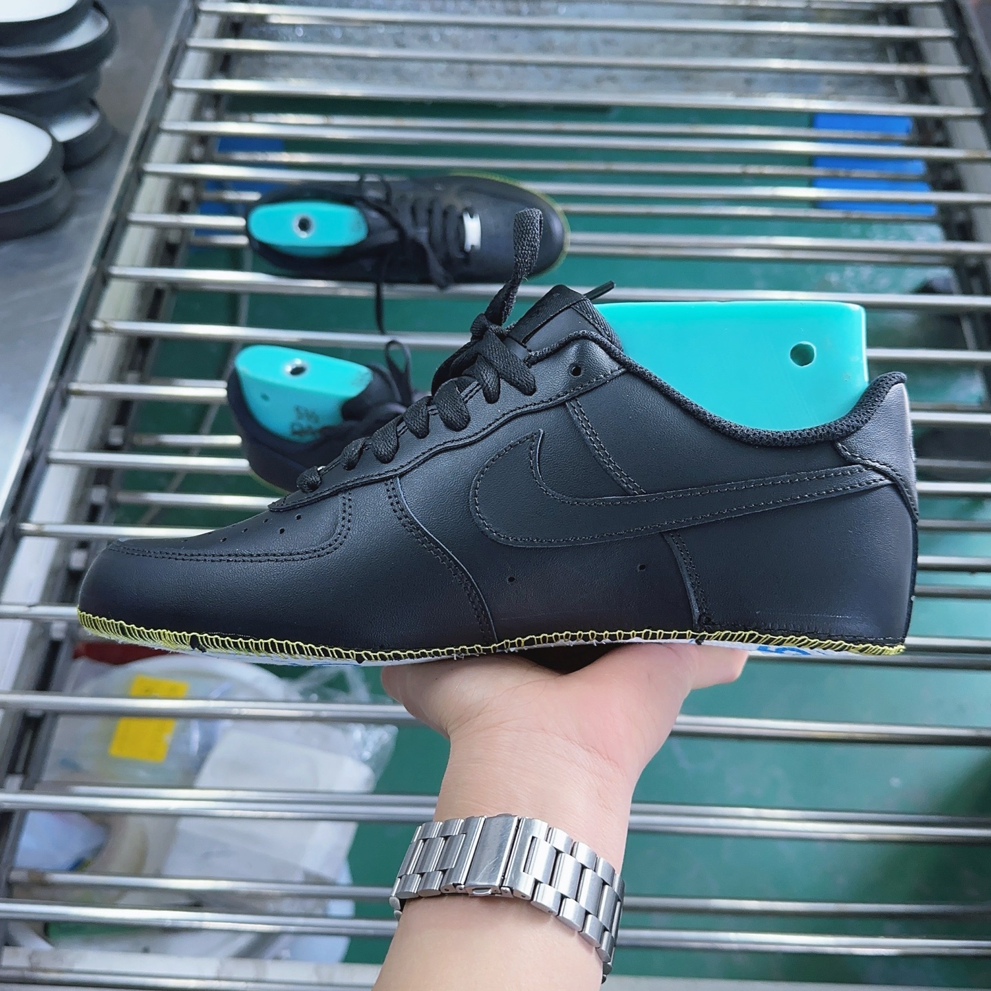 独家新Mok💰110
2025新版纯黑空军一号
Mok重新定义，硬核配置拉满，标配即满配
本次升级细节如下：
1.莞产原版高密度鞋带1.35鞋带
2.整鞋采用全电脑车工艺+高士线材
3.独家定制鞋垫，区别市场通用版
4.整鞋采用玻璃刀冲裁整洁度完美
5.2025新版蓝楦数据档案+灰色中底线
6.反口里布料+后跟灰色填充棉保证原厂材料
7.采用最新版光滑面PU全掌气垫长度不低于18cm
8.鞋底和气垫进行满胶组合工艺，久穿不异响
9.后跟采用1.8低温定型工艺，好鞋型从后跟抓起
10.后跟刺绣采用百灵达进口千针刺绣，高密度饱和感十足。
今年这行情，一分价钱一分货，实物见分晓
尺码：36.36.5 37.5 38 38.5 39 40 40.5 41 42 42.5 43 44 44.5 45 46