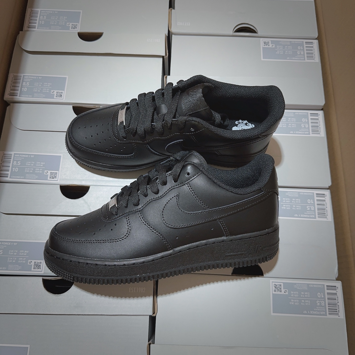 独家新Mok💰110
2025新版纯黑空军一号
Mok重新定义，硬核配置拉满，标配即满配
本次升级细节如下：
1.莞产原版高密度鞋带1.35鞋带
2.整鞋采用全电脑车工艺+高士线材
3.独家定制鞋垫，区别市场通用版
4.整鞋采用玻璃刀冲裁整洁度完美
5.2025新版蓝楦数据档案+灰色中底线
6.反口里布料+后跟灰色填充棉保证原厂材料
7.采用最新版光滑面PU全掌气垫长度不低于18cm
8.鞋底和气垫进行满胶组合工艺，久穿不异响
9.后跟采用1.8低温定型工艺，好鞋型从后跟抓起
10.后跟刺绣采用百灵达进口千针刺绣，高密度饱和感十足。
今年这行情，一分价钱一分货，实物见分晓
尺码：36.36.5 37.5 38 38.5 39 40 40.5 41 42 42.5 43 44 44.5 45 46