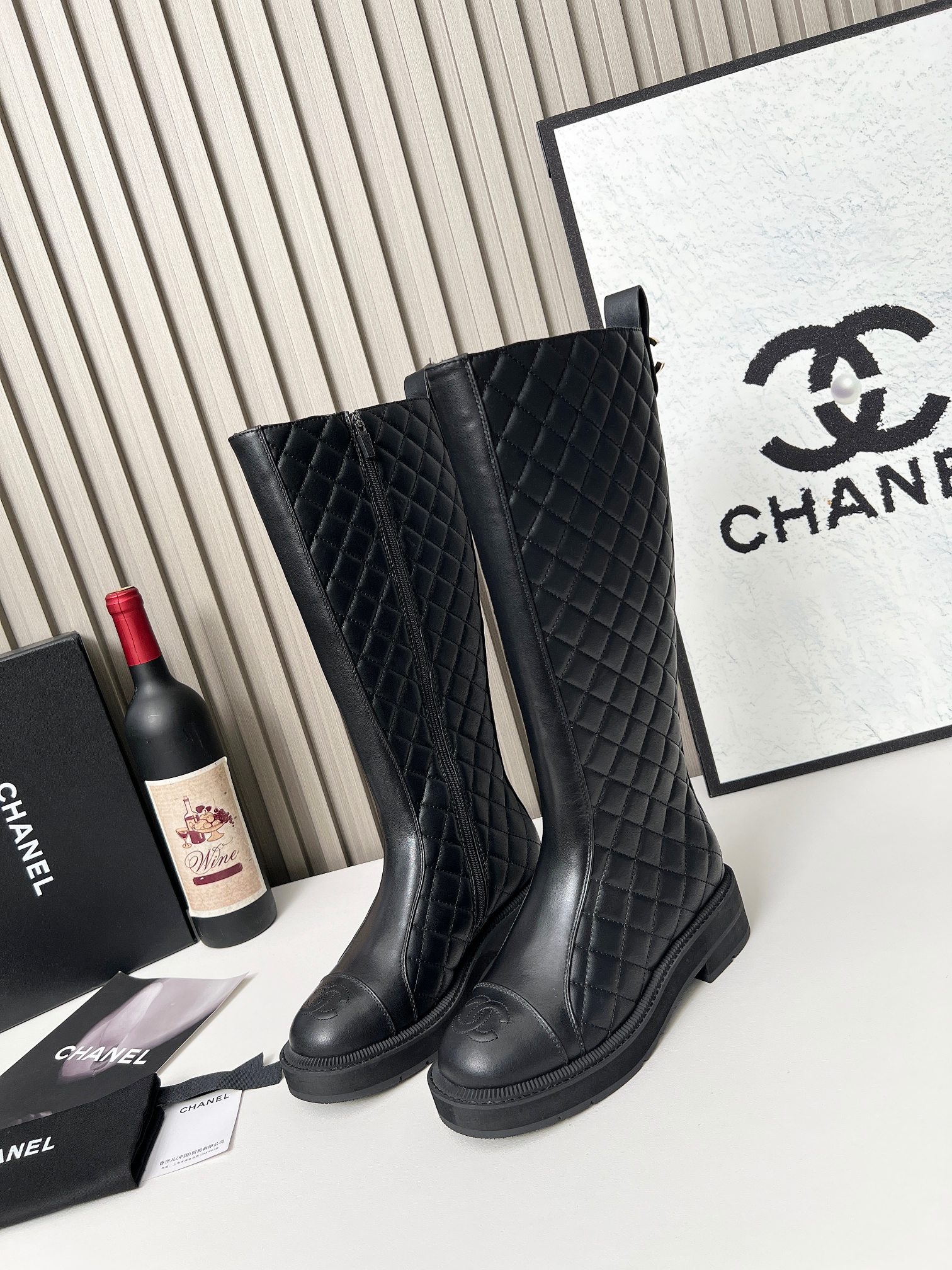 NO:477027,**2025 Chanel autumn and winter hot product｜Same model in Paris show!  Classic loafers that are a must-have for fashionable talent** **Little Red Book is super popular!  Chanel's favorite minimalist aesthetic** - **The perfect combination of elegance and rebellion**, a pair of shoes can make you slay the whole audience!   **Top craftsmanship, full of details** **Imported calfskin from Italy** Soft and delicate, shiny and high-end, with texture over time **Water dyed sheepskin inner**Skin-friendly and breathable, super comfortable to wear barefoot **Original mold-open foamed sole**Light and rebound, not tired of walking **Golden hardware buckle** Classic double C logo, low-key and luxurious, versatile and not picky **Full sizes 35-40** (41-43 sizes can be customized, and you need to confirm that it will not be returned or replaced) **Matching guide**Pairing jeans--spice and high-end suit skirt--elegant socialite style Wear socks--a must-have fashionable **The most worthy shoe style for investment in autumn and winter in 2025**, buy early and be beautiful!   **I send it in a moment, my hands are slow!  **, boots, chanel, chanel, loafers, boots, skirts, jeans, business suit, cowhide, sheepskin, socks19860909**2025 Chanel秋冬爆款｜巴黎走秀同款！时髦精必入的经典乐福鞋**   **小红书超火！香奈儿女士最爱的极简美学**  —— **优雅与叛逆的完美结合** ,一双鞋就能让你slay全场！  **顶级工艺,细节满分**  **意大利进口小牛皮** 柔软细腻,光泽高级,越穿越有质感  **水染羊皮内里** 亲肤透气,光脚穿也超舒服  **原版开模发泡大底** 轻盈回弹,走路不累脚  **金色五金扣** 经典双C logo,低调奢华,百搭不挑人  **码数齐全35-40**（41-43码可定制,需确认不退换）  **搭配指南**  配牛仔裤——随性又高级  搭西装裙——优雅名媛风  穿袜子叠搭——时髦精必备  **2025秋冬最值得投资的鞋款** ,早买早美！  **私我秒发,手慢无！**,靴子,chanel,chanel,loafers,boots,skirts,jeans,business suit,cowhide,sheepskin,socks,Women's Shoes