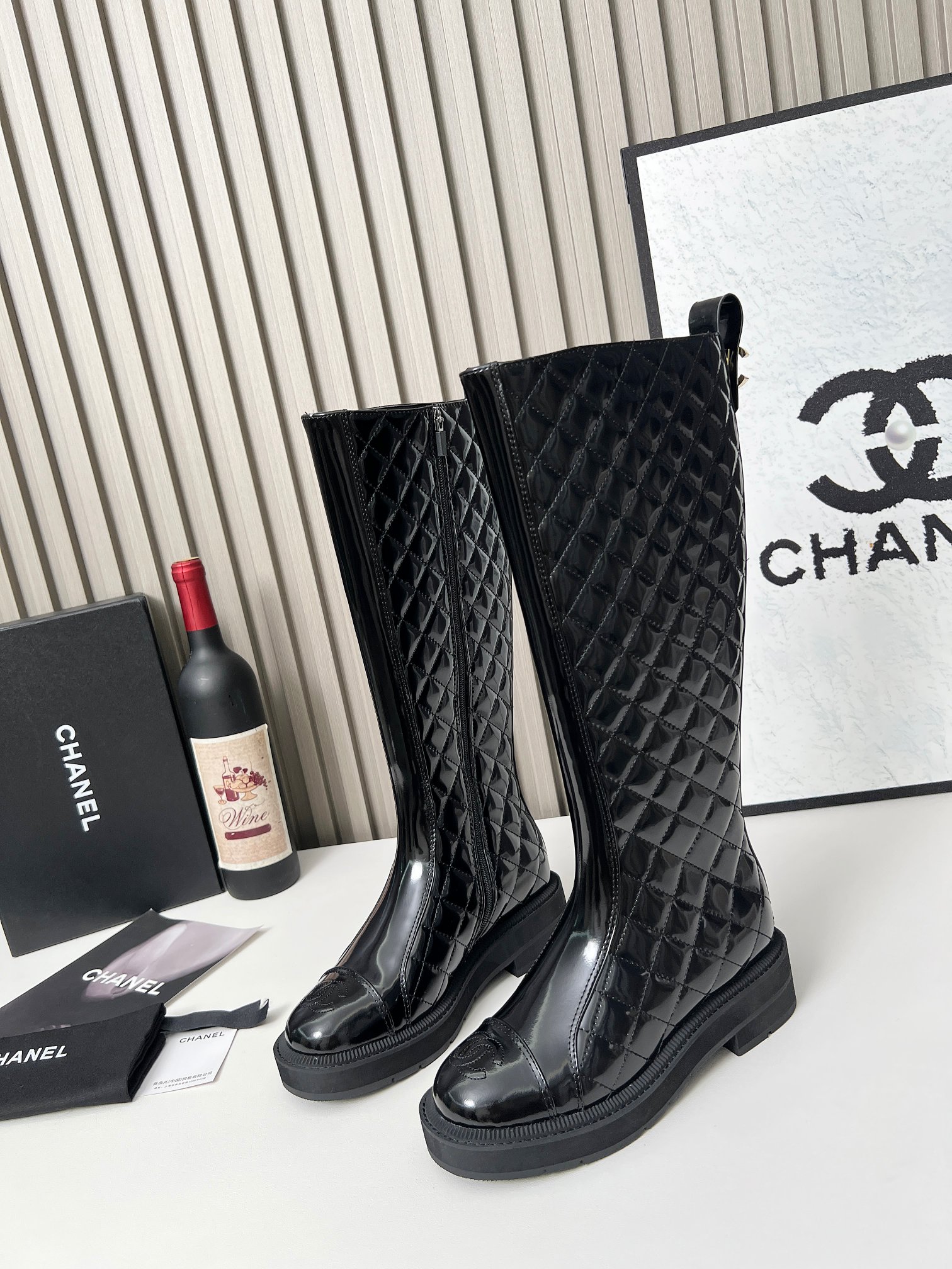 NO:477033,**2025 Chanel autumn and winter hot product｜Same model in Paris show!  Classic loafers that are a must-have for fashionable talent** **Little Red Book is super popular!  Chanel's favorite minimalist aesthetic** - **The perfect combination of elegance and rebellion**, a pair of shoes can make you slay the whole audience!   **Top craftsmanship, full details** **Imported calfskin from Italy** Soft and delicate, shiny and high-end, with texture over time **Water dyed sheepskin inner**Skin-friendly and breathable, super comfortable to wear barefoot **Original mold-opening foamed sole**Light and rebound, not tired of walking **Golden hardware buckle** Classic double C logo, low-key and luxurious, versatile and not picky **Full sizes 35-40** (41-43 sizes can be customized, and you need to confirm that it will not be returned or replaced) **Matching guide**Pairing jeans--spice and high-end suit skirt--elegant socialite style Wear socks--a must-have fashionable **The most worthy shoe investment in autumn and winter 2025**, buy early and be beautiful!  ,boots,chanel,chanel,loafers,boots,skirts,jeans,business suit,cowhide,sheepskin,socks19860909**2025 Chanel秋冬爆款｜巴黎走秀同款！时髦精必入的经典乐福鞋**   **小红书超火！香奈儿女士最爱的极简美学**  —— **优雅与叛逆的完美结合** ,一双鞋就能让你slay全场！  **顶级工艺,细节满分**  **意大利进口小牛皮** 柔软细腻,光泽高级,越穿越有质感  **水染羊皮内里** 亲肤透气,光脚穿也超舒服  **原版开模发泡大底** 轻盈回弹,走路不累脚  **金色五金扣** 经典双C logo,低调奢华,百搭不挑人  **码数齐全35-40**（41-43码可定制,需确认不退换）  **搭配指南**  配牛仔裤——随性又高级  搭西装裙——优雅名媛风  穿袜子叠搭——时髦精必备  **2025秋冬最值得投资的鞋款** ,早买早美！,靴子,chanel,chanel,loafers,boots,skirts,jeans,business suit,cowhide,sheepskin,socks,Women's Shoes