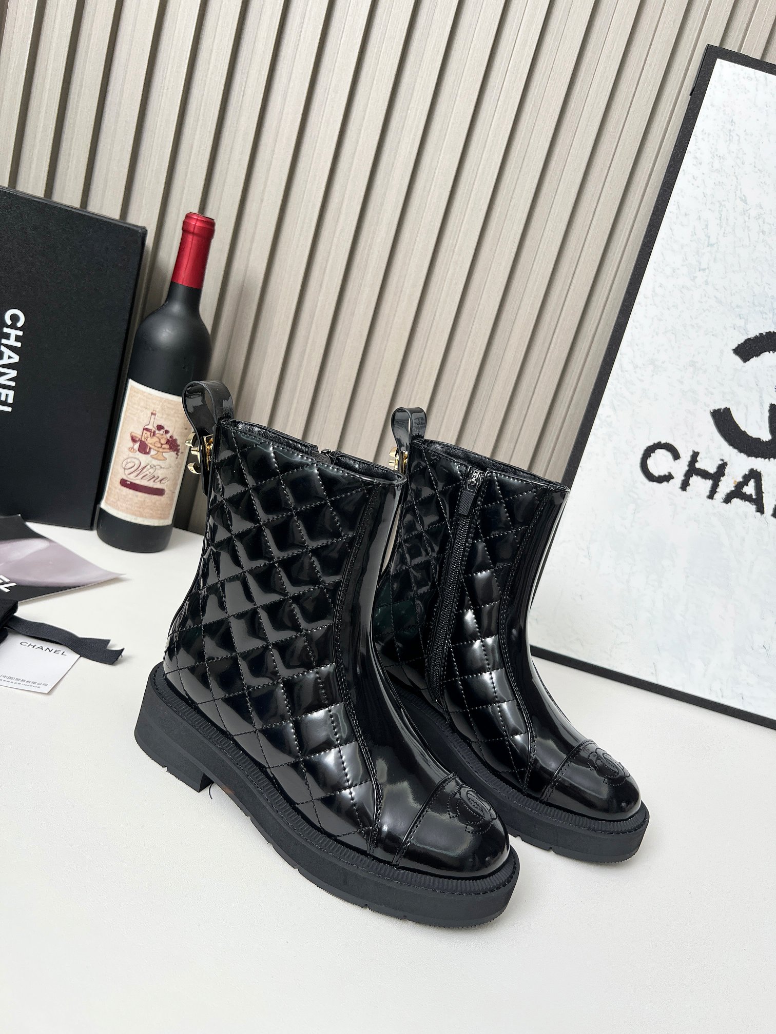 NO:481711,Chanel Paris showcases in autumn and winter, Xiaohongshu is a must-have for fashion, Chanel women loves simple and irresistible, gold hardware buckles, the combination shows a unique style of dressing, original molded foamed sole, the fabric is imported from Italy, with water-dyed sheepskin inside, size 35-40, (custom-made 41.42.43 no return), short, tall, Maori custom plus 60, one set of sizes is set, boots, chanel, boots, cowhide, sheepskin19860909香奈儿巴黎走秀秋冬爆款 小红书力推款,时髦精必备,香奈儿女士钟爱简约又难以抗拒系,金色五金扣,搭配展现与众不同的穿搭风格、原版开模发泡大底,面料采用意大利进口小牛皮,内里水染羊皮,码数35-40,（定做41.42.43不退换）,矮,高,毛里定做加60,一套码起定,靴子,chanel,boots,cowhide,sheepskin,Women's Shoes