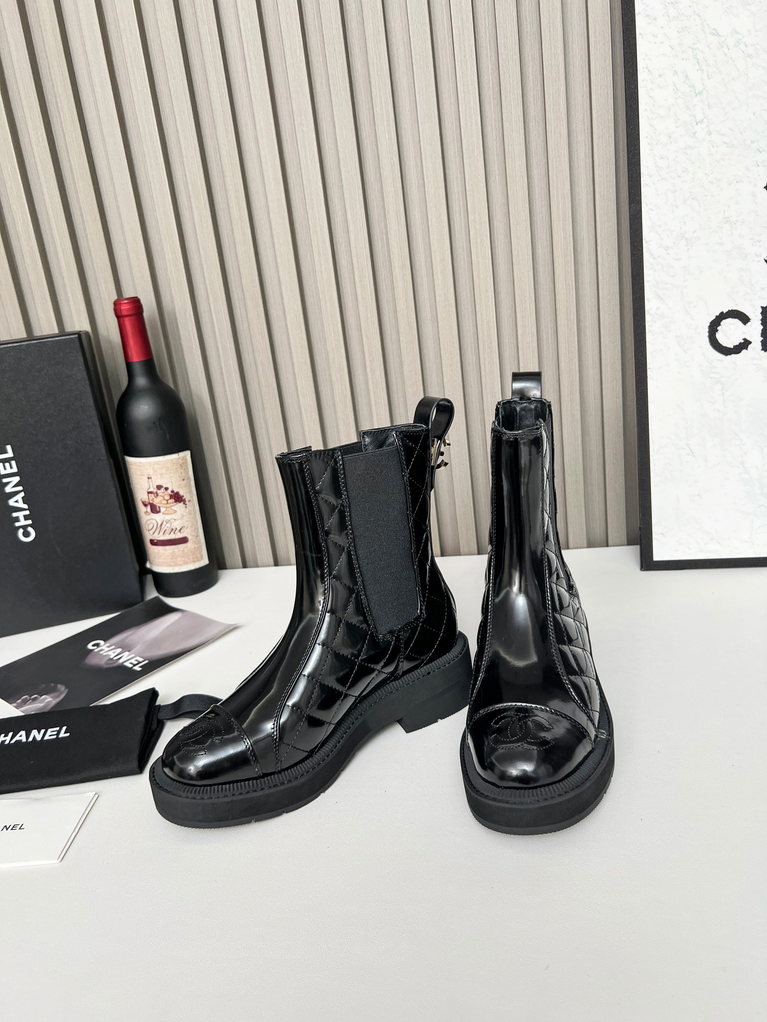 NO:463346,Xiaoxiang's new elastic Chelsea boots in autumn and winter are the perfect match for autumn and winter. The original molded foamed sole is imported, calfskin made of upper material, with edge beads, inner, water dyed sheepskin. Size 35-40 (41.42.43 custom made without return) Short, high boots, boots, boots, cowhide, sheepskin19860909小香秋冬新款松紧切尔西靴,是秋冬季的完美配搭,原版开模发泡大底, 鞋面材质进口小牛皮,开边珠,内里,水染羊皮 尺码35-40（41.42.43定做不退换） 矮,高靴,靴子,boots,cowhide,sheepskin,Women's Shoes