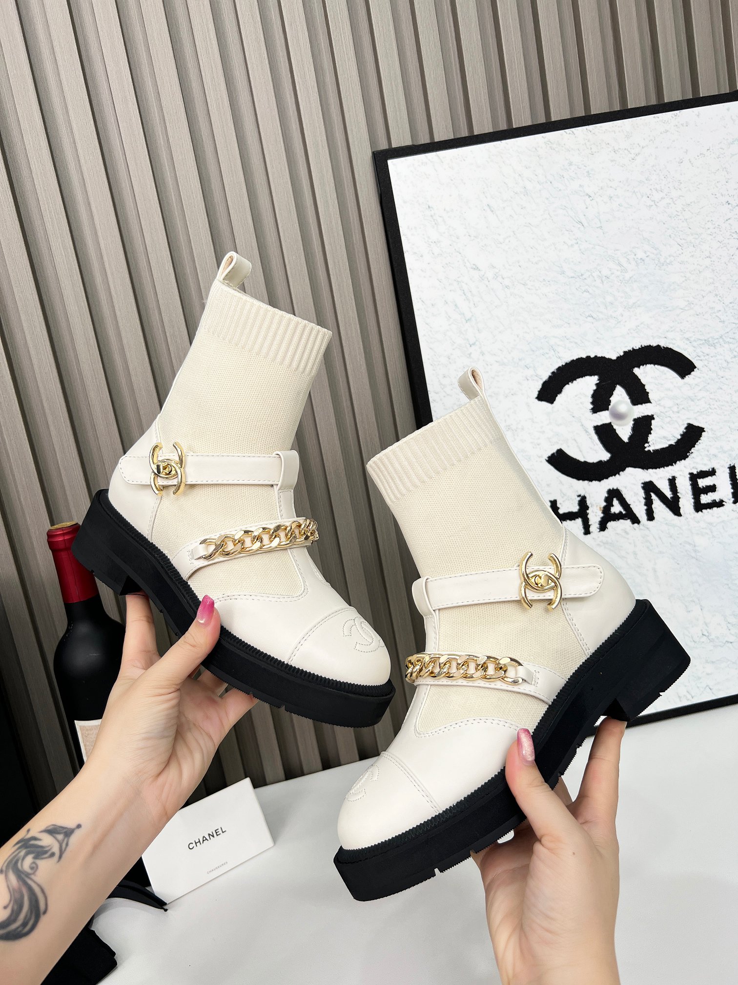 NO:463319,Chanel Paris showcases in autumn and winter, Xiaohongshu is a must-have for fashion, Chanel women loves simple and irresistible, gold chains and hardware buckles show unique style of dressing, original molded foamed sole, fabric is imported calfskin from Italy, imported wool fly knives, and inner water dyed sheepskin. Size 35-40 (custom made 41.42.43 without return) Feijie, leather, boots, chanel, boots, cowhide, sheepskin19860909香奈儿巴黎走秀秋冬爆款 小红书力推款,时髦精必备,香奈儿女士钟爱简约又难以抗拒系,金色链条搭配五金扣,展现与众不同的穿搭风格、原版开模发泡大底,面料采用意大利进口小牛皮,进口羊毛飞织,内里水染羊皮 码数35-40（定做41.42.43不退换） 飞织,皮,靴子,chanel,boots,cowhide,sheepskin,Women's Shoes