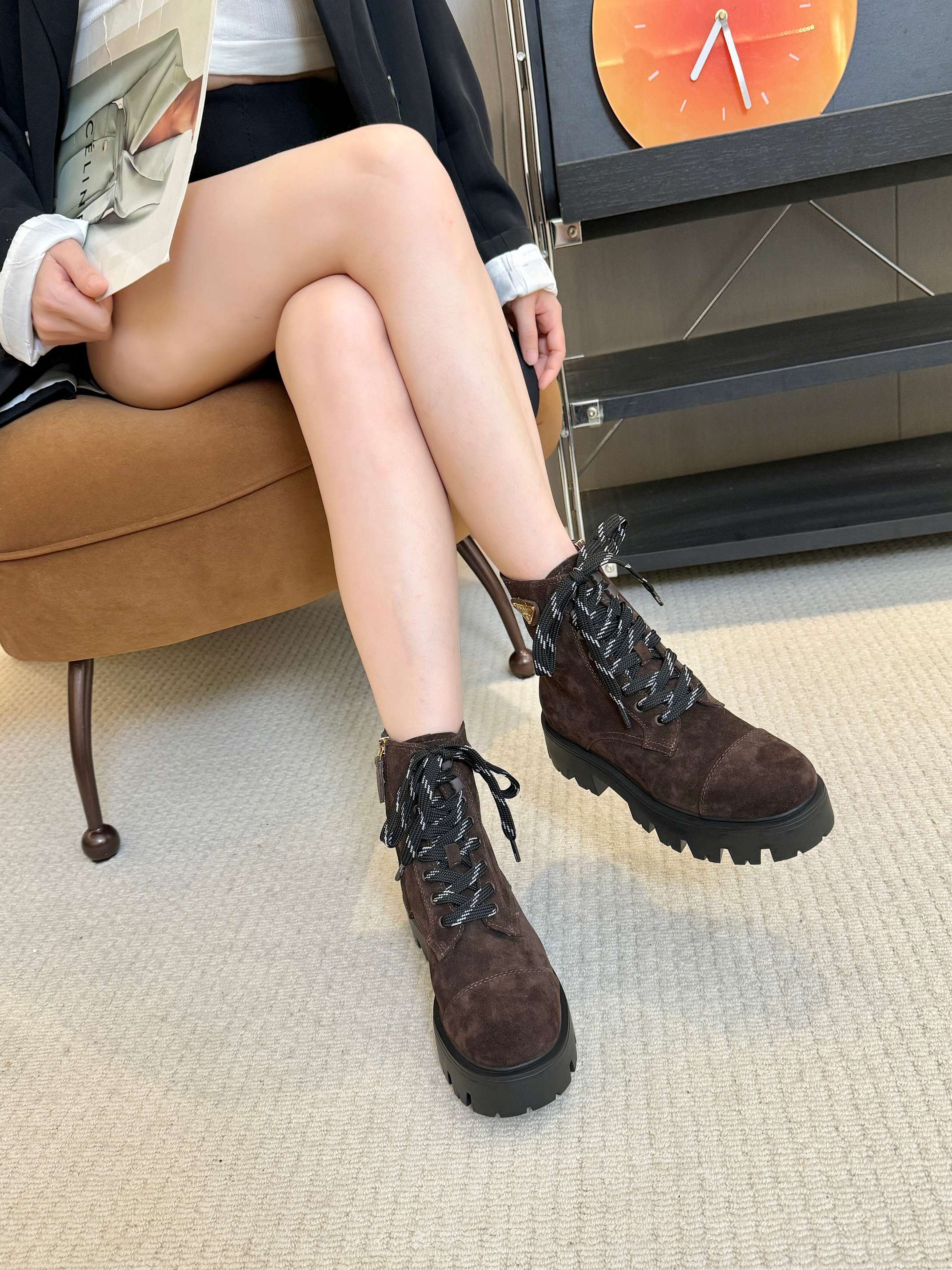 NO:488894,'PRADA/Prada', top version, original board developed one-to-one, the foot is perfect to make your legs look thin and elegant. The fabric is imported with edge beads/calfskin/cow back-velvet high merceration. The inner lining is super soft. The big sole: TPU lined large sole. The size is 35--42 (41-42 custom-made, non-return and exchange), boots, prada, prada, boots, cowhide, boots, cowhide,19860909“PRADA/普拉达”,顶级版本,原板一比一开发,上脚非常完美显腿瘦气质杠杠的 面料进口开边珠/小牛皮 /牛反绒高丝光 内里超软牛里 大底:TPU成行大底 码数35--42（41-42定做不退换）,靴子,prada,prada,boots,cowhide,Women's Shoes