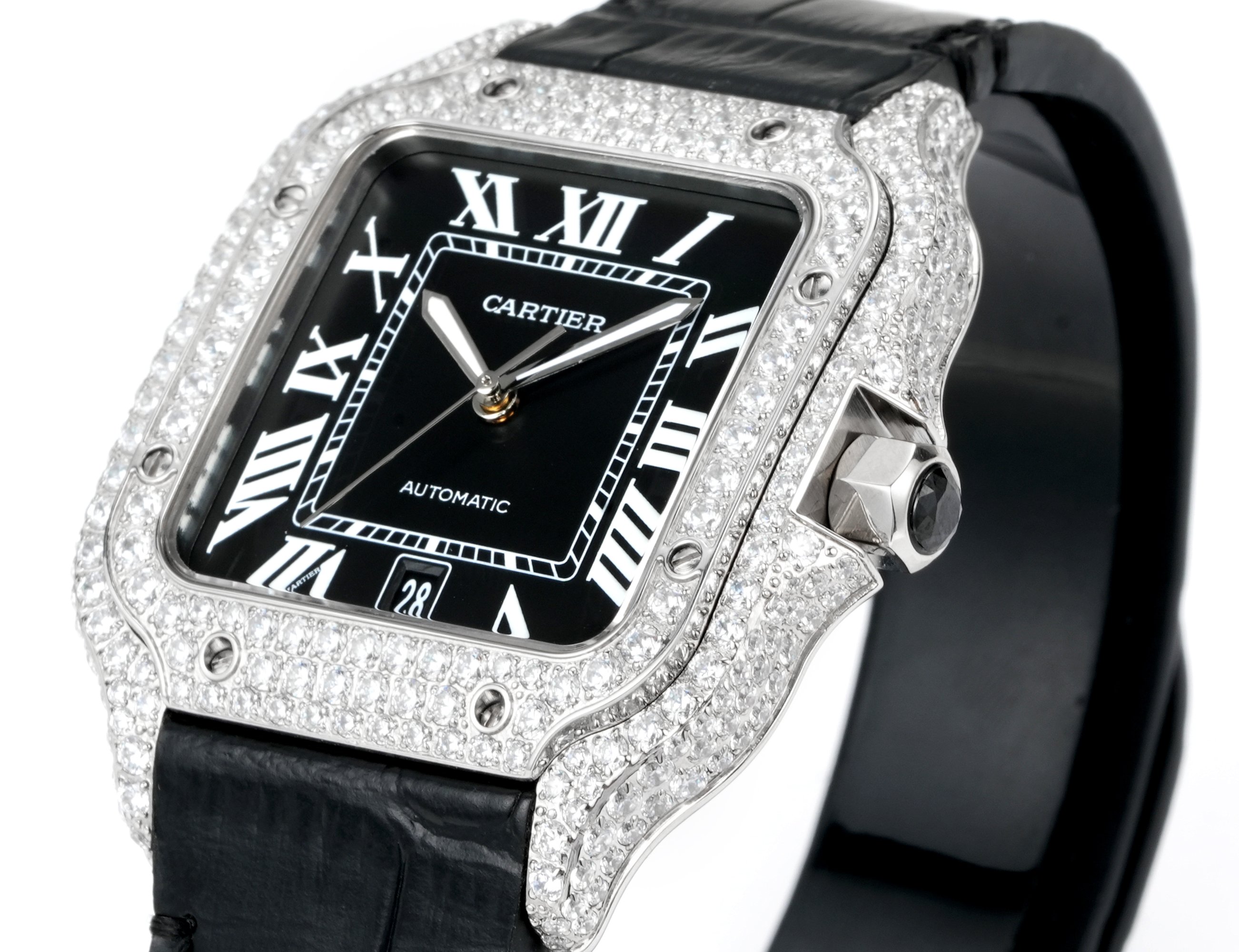 Cartier Santos 100 XL, caja y bisel de oro blanco engastados con diamantes, esfera negra, correa de piel negra, 38 mm, automático para hombre.