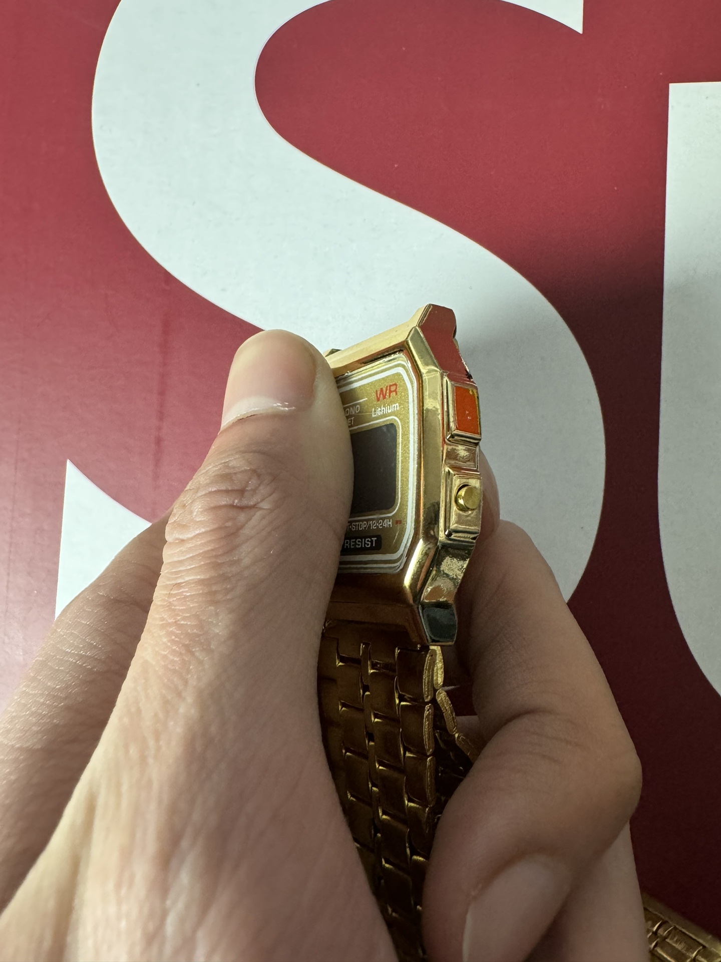 供货价:15💰『卡西欧金表』引流必备款
铁盒+5
【卡西欧金色方表】CASIO 卡西欧系列 数码系列复古小方块小金块电池石英电子手表钢带  AE-1200WHD-1A。