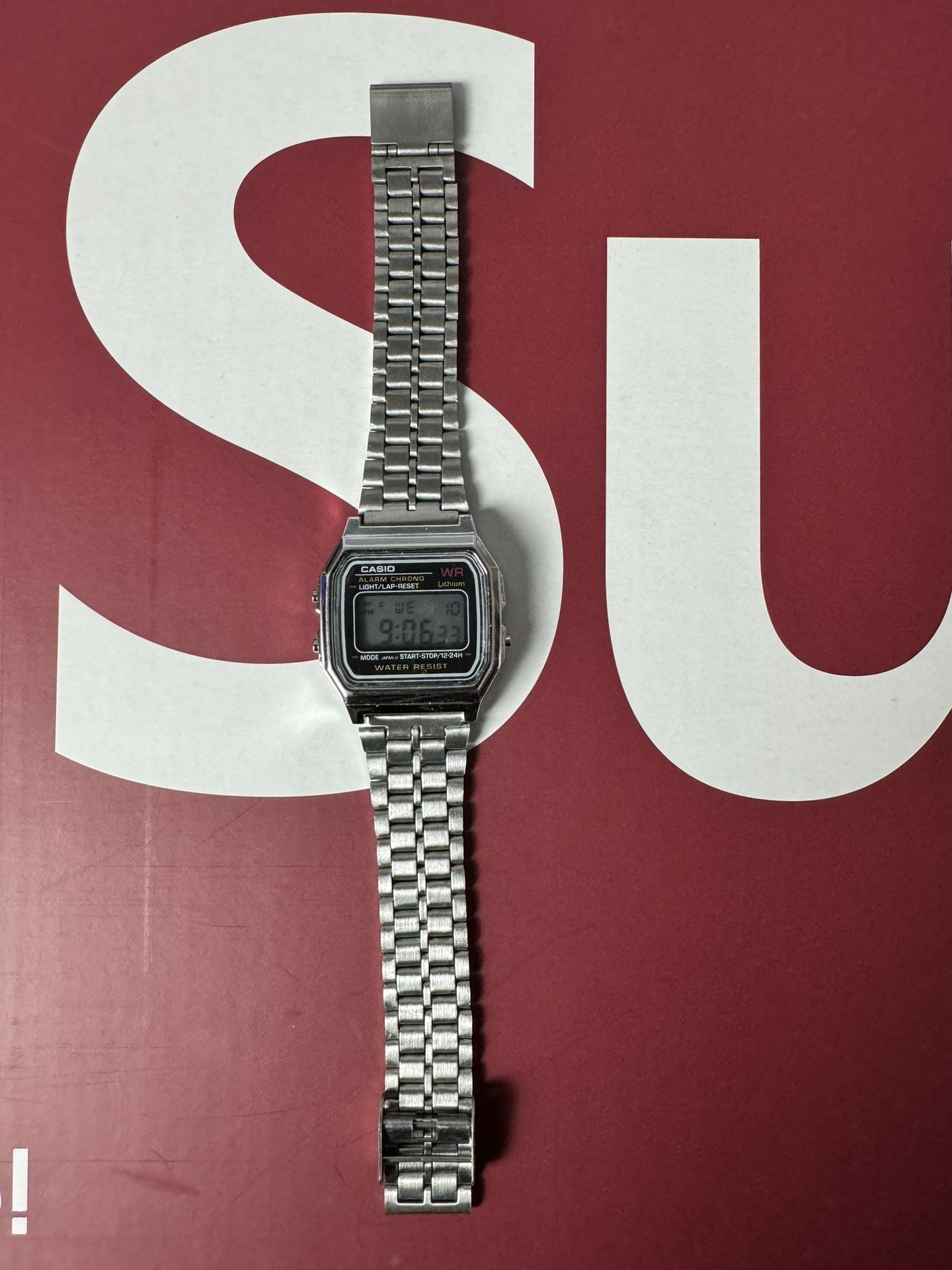 供货价:14💰『卡西欧银表』引流必备款
铁盒+5
【卡西欧银色方表】CASIO 卡西欧系列 数码系列复古小方块小银块电池石英电子手表钢带  AE-1200WHD-1A。